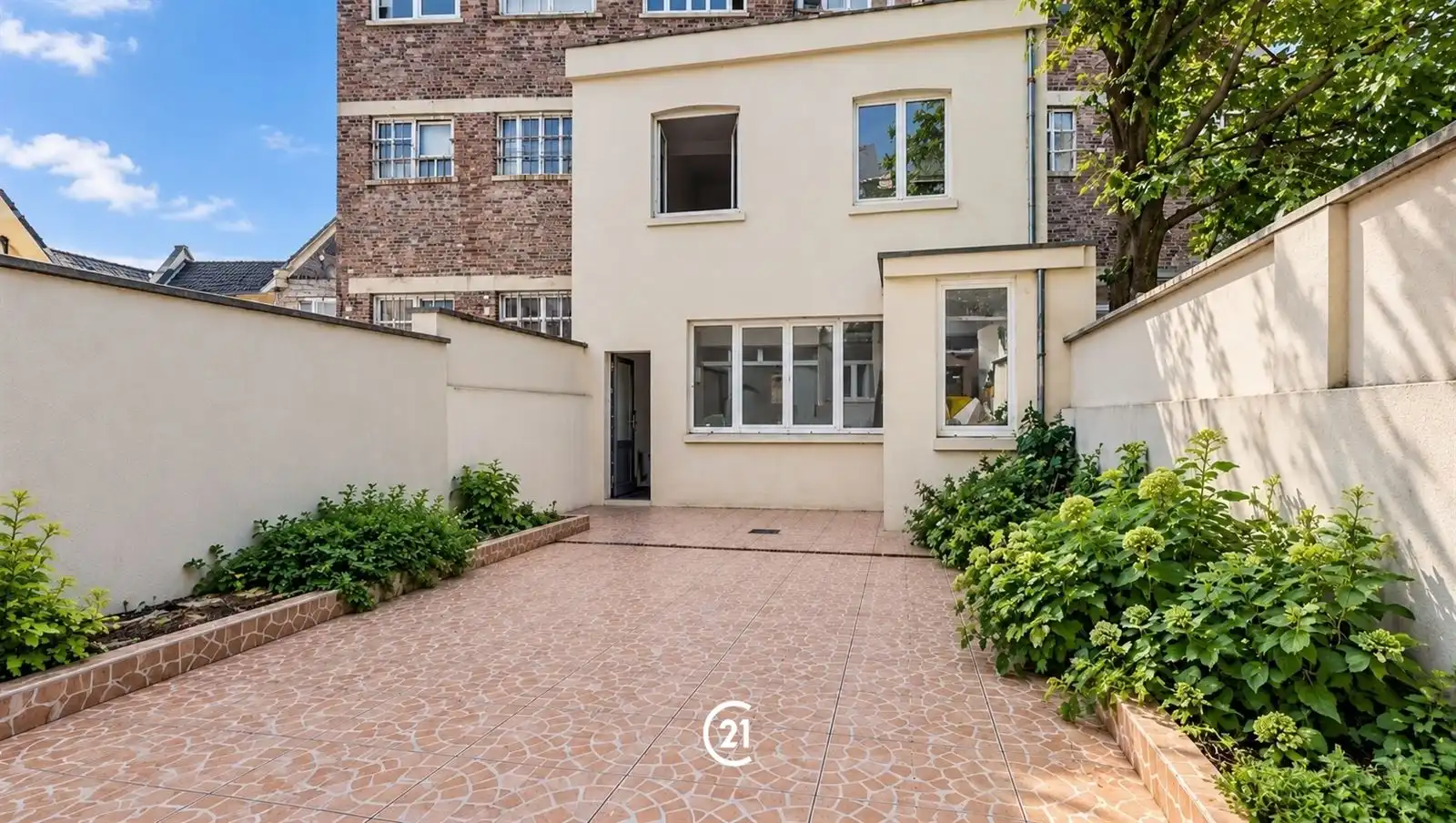 Huis met achtergebouw en groot terras foto 5