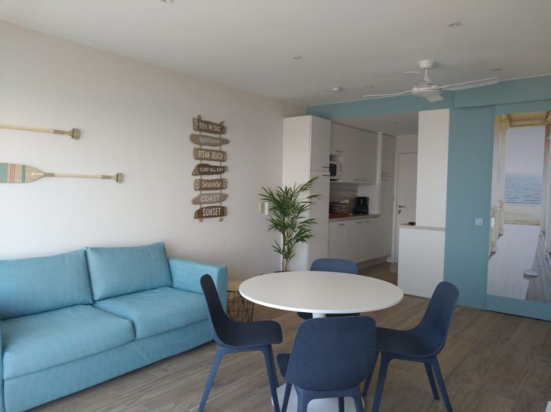 Studio met panoramisch zeezicht foto 2