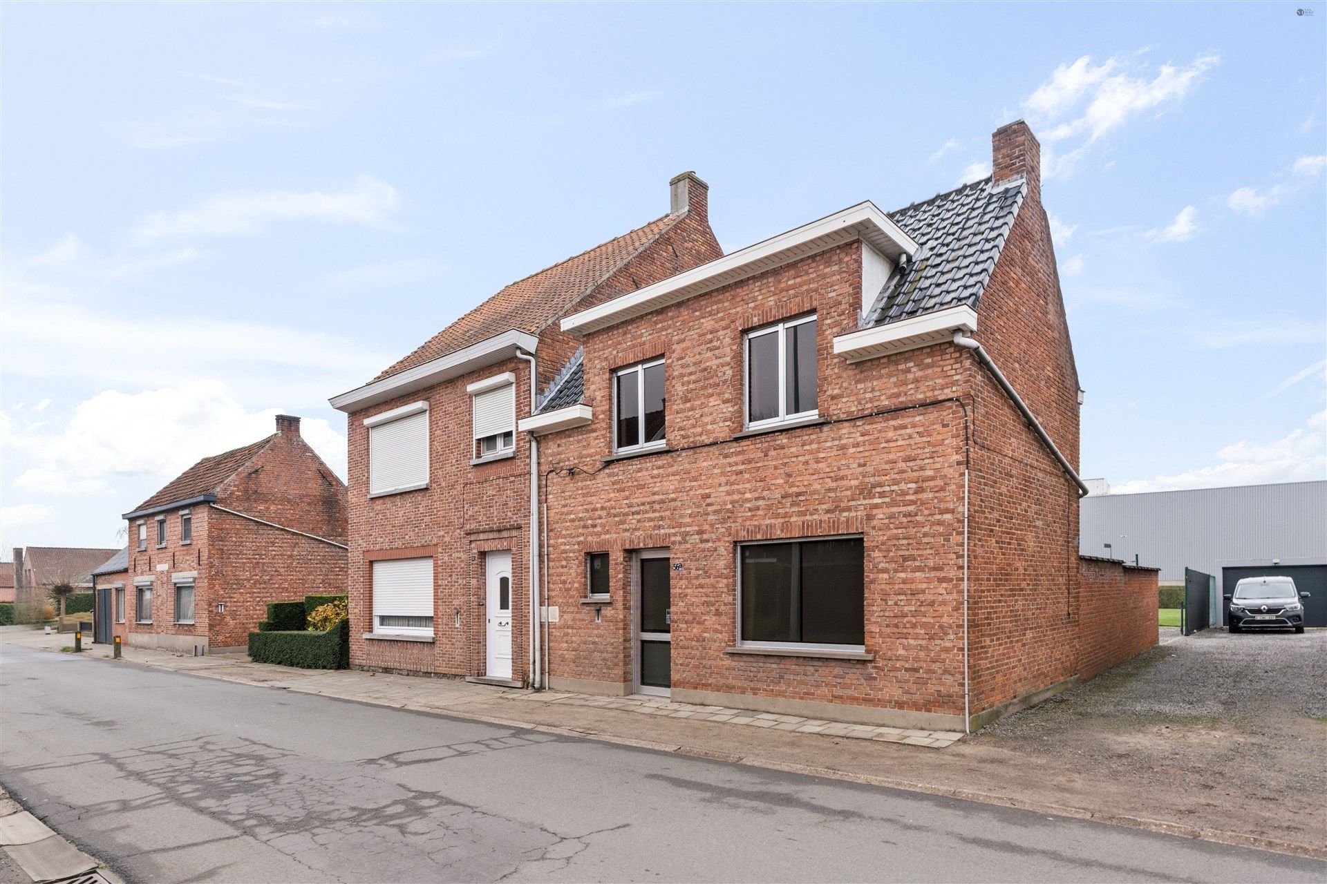 Hoofdfoto van de publicatie: Te renoveren knusse HOB met overweg