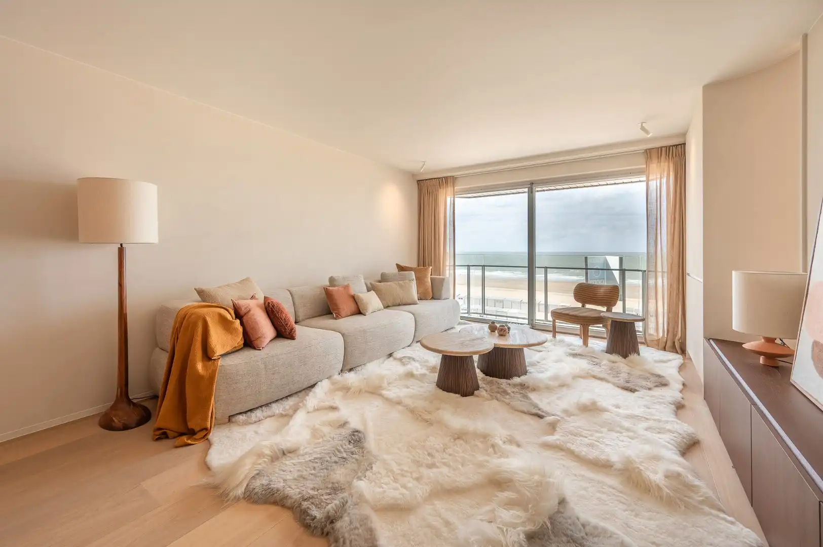 Fantastisch appartement met adembenemend zeezicht ideaal gelegen op de zeedijk in het Zoute. foto {{pictureIndex}}