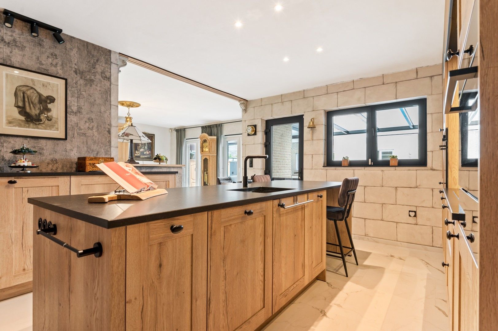 Knappe laagbouwwoning en groot bijgebouw met tuin en zwembad foto 4