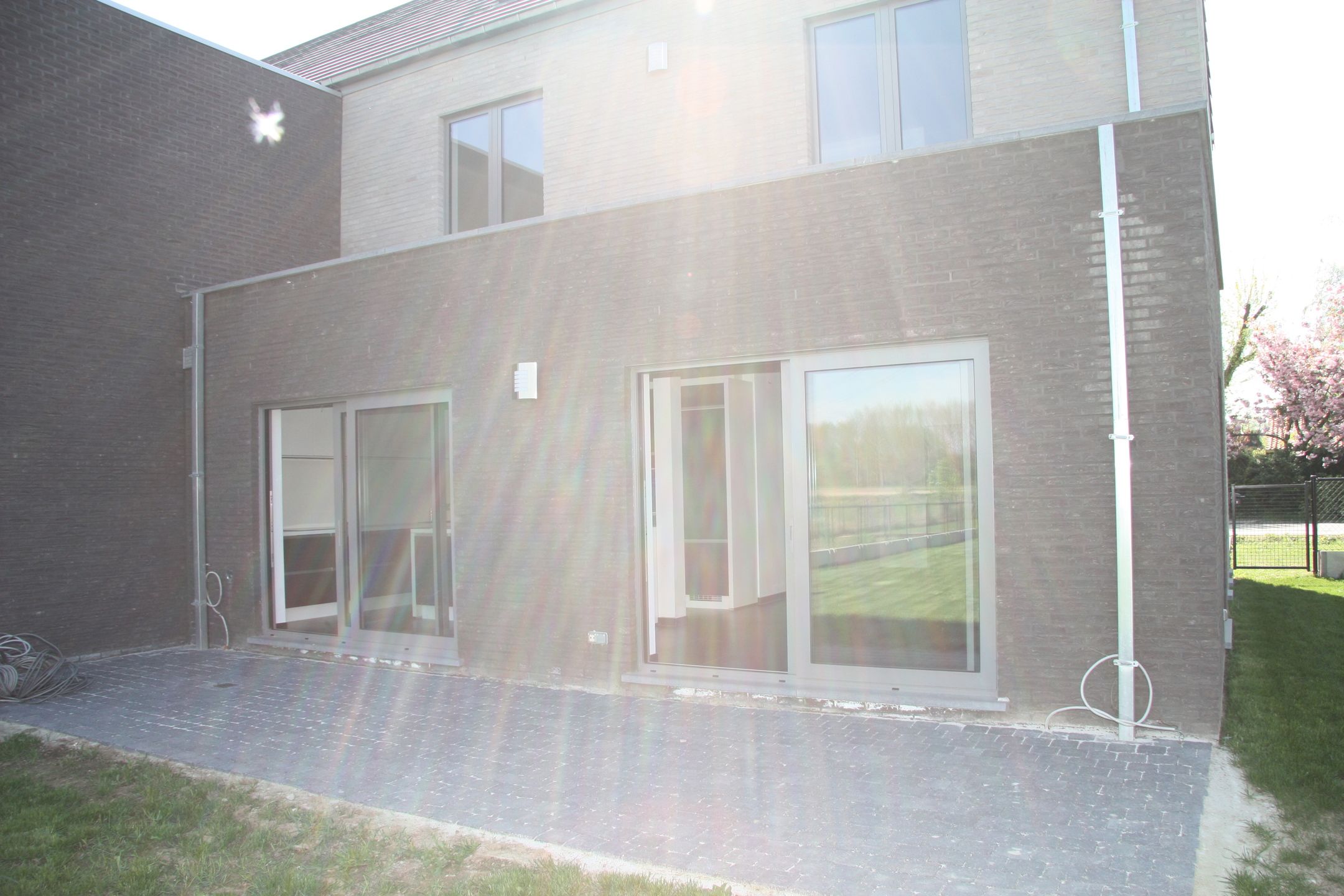 Moderne driegevelwoning met afgesloten tuin en centrale ligging foto 3