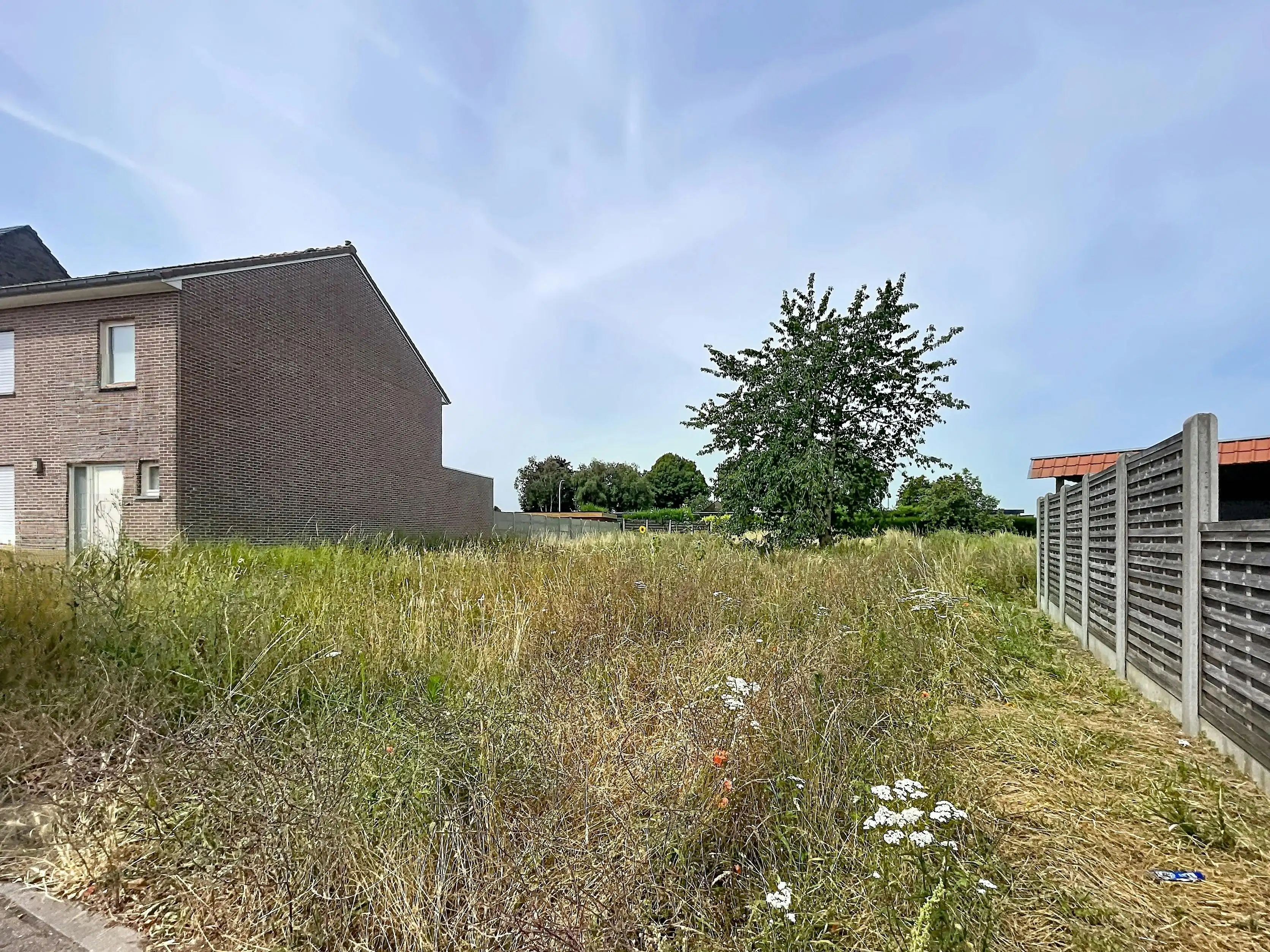 Residentieel gelegen bouwgrond (950m²) voor halfopen bebouwing in Aalter foto 2
