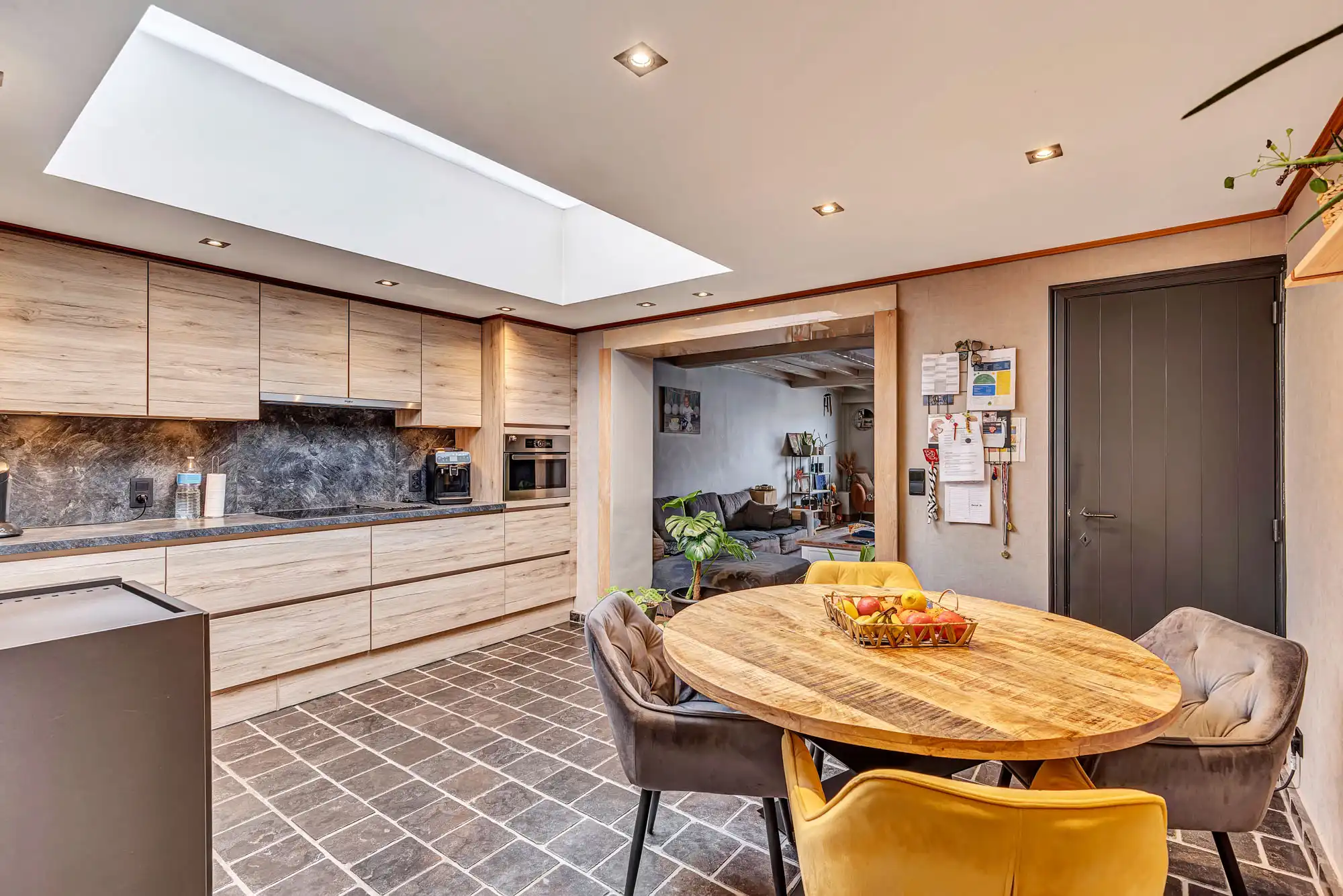 Instapklare gezinswoning met achteruitweg en garage foto 6