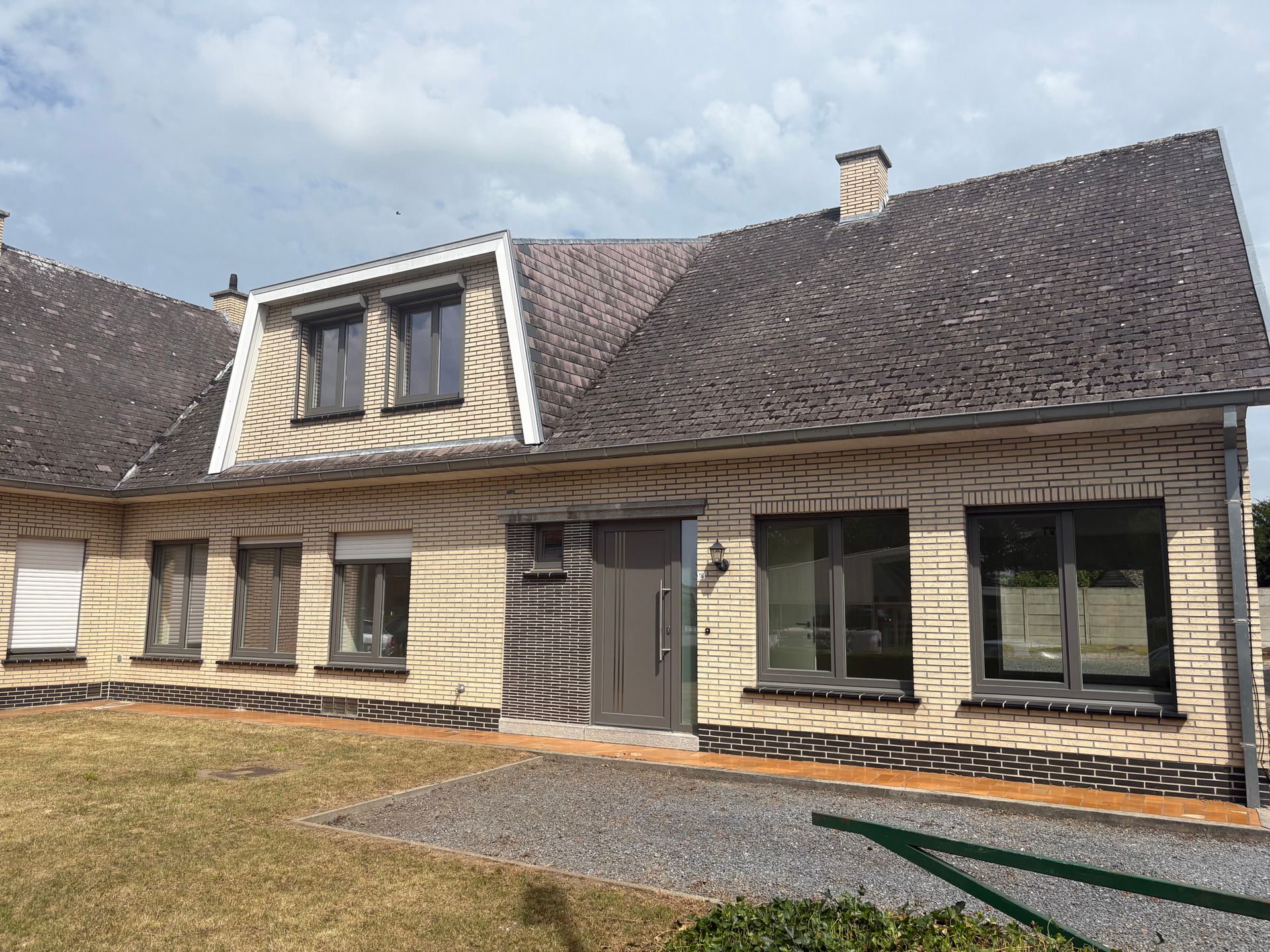 Ruime gerenoveerde woning met 5 slpks in centrum Ouwegem foto {{pictureIndex}}