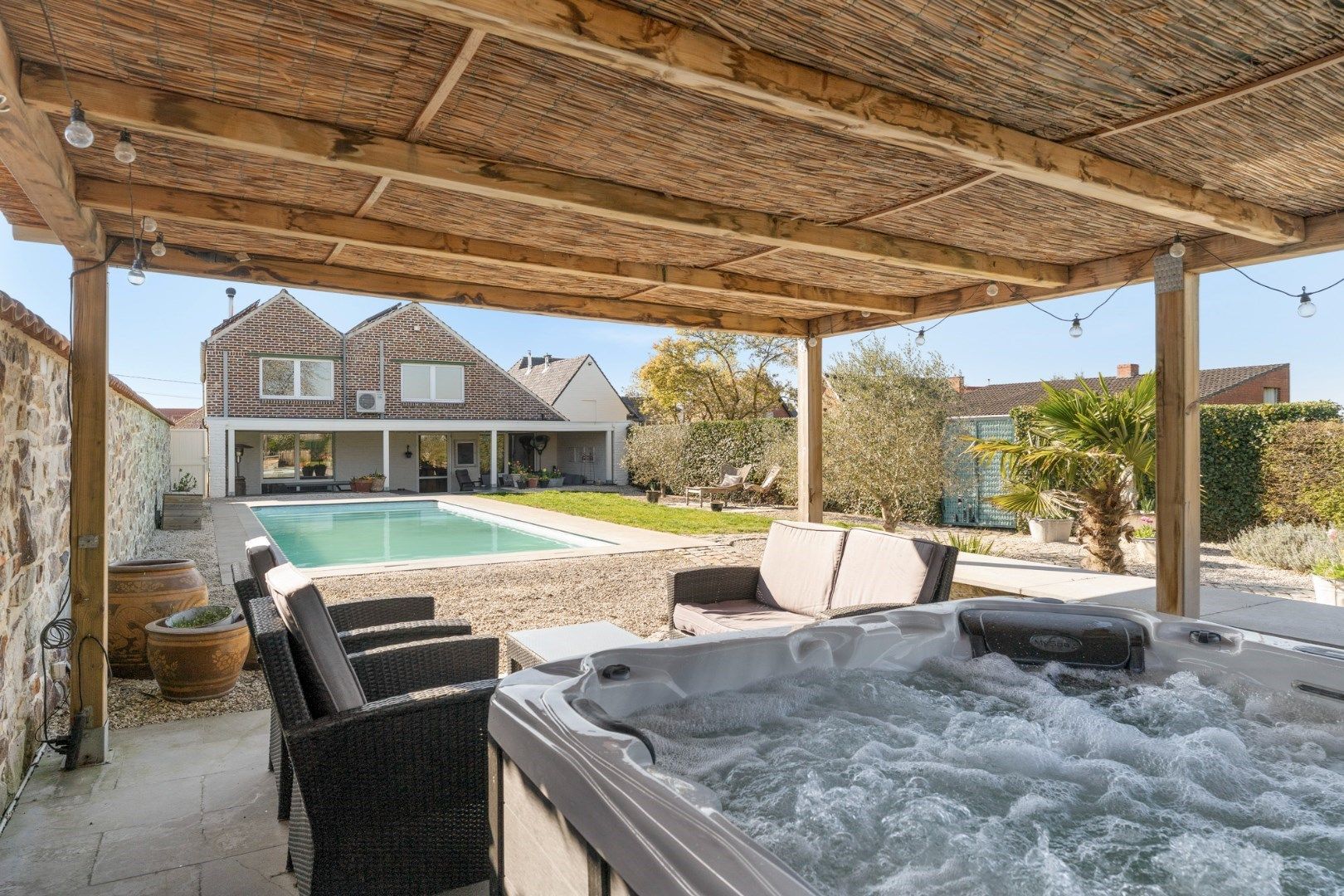 Prachtig gerenoveerde vrijstaande woning met heerlijke tuin met zwembad op 16a16ca foto 27
