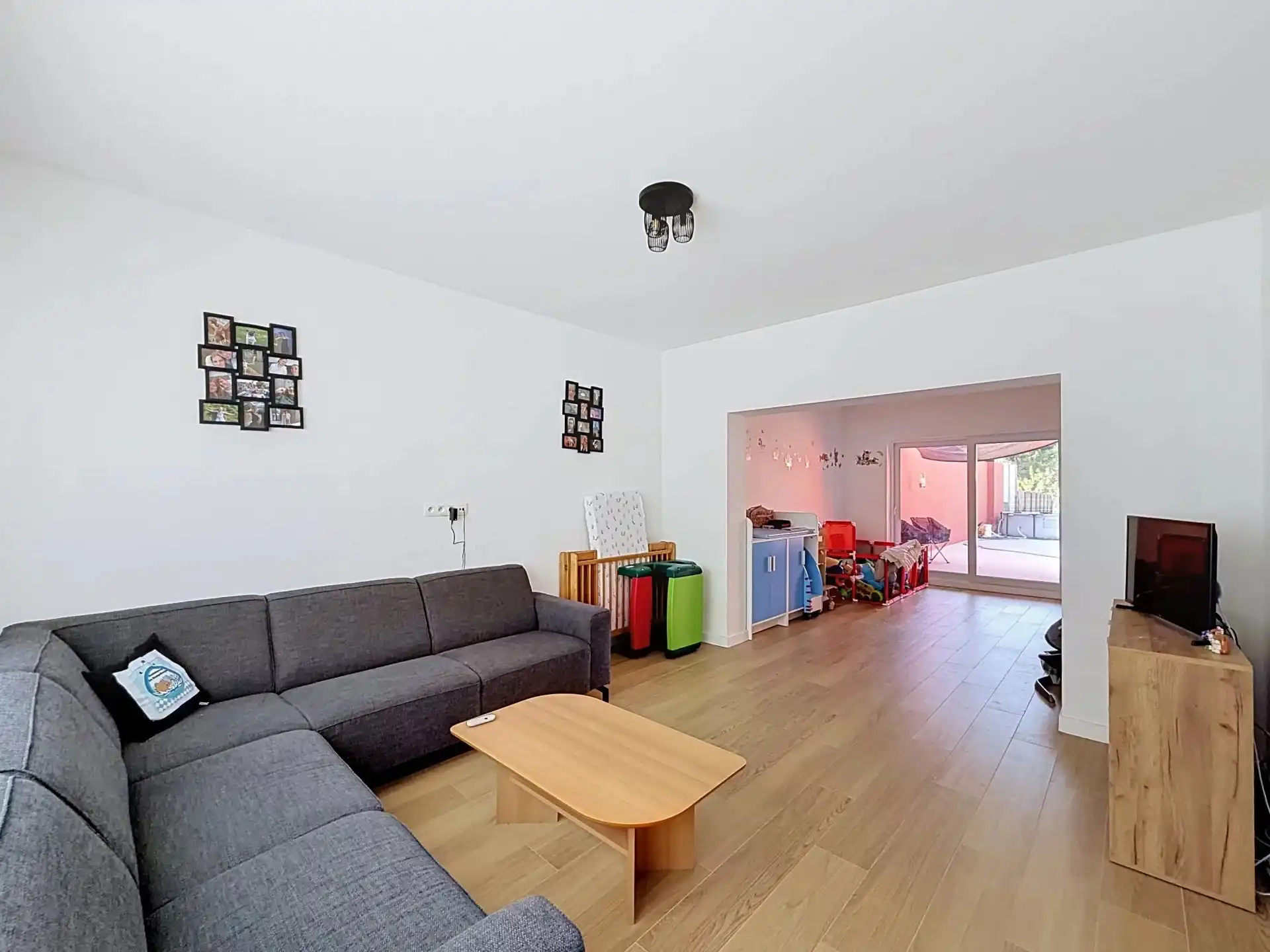 Volledig gerenoveerde woning met 4 slaapkamers op een groot perceel. foto 4