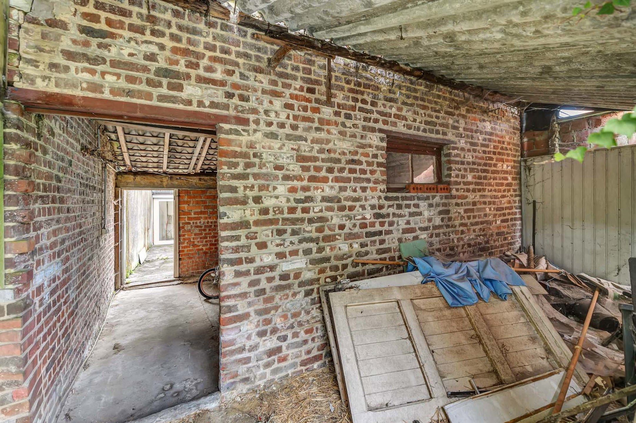 Te renoveren woning met tuin foto 12