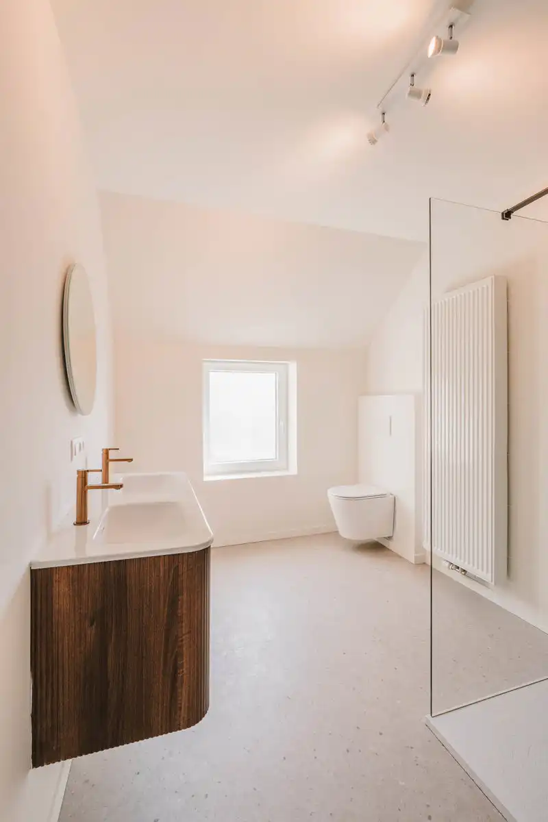 Recent gerenoveerde woning met grote loods foto 16