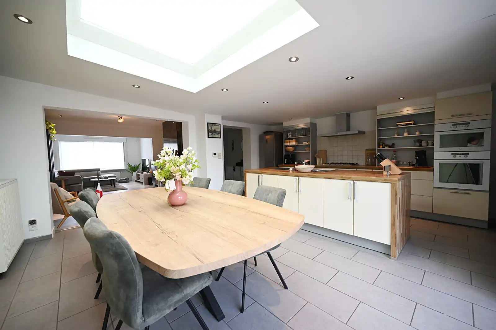 Ruime woning met 3 slaapkamers en carport foto {{pictureIndex}}