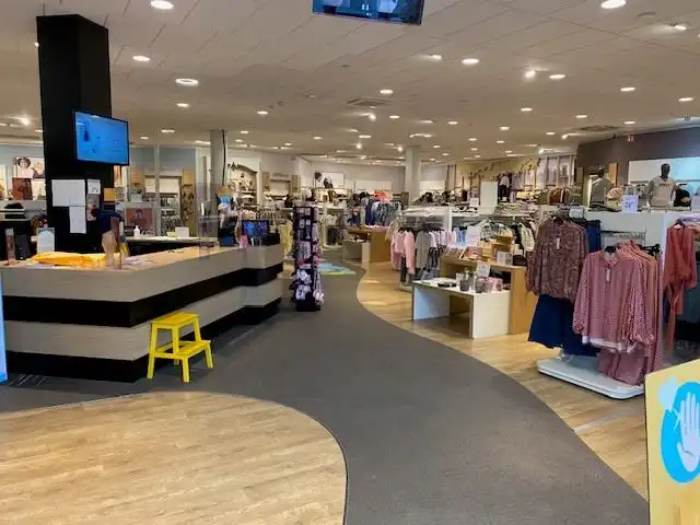 MODERN COMMERCIEEL GEBOUW NABIJ ACTION & KRËFEL foto 6