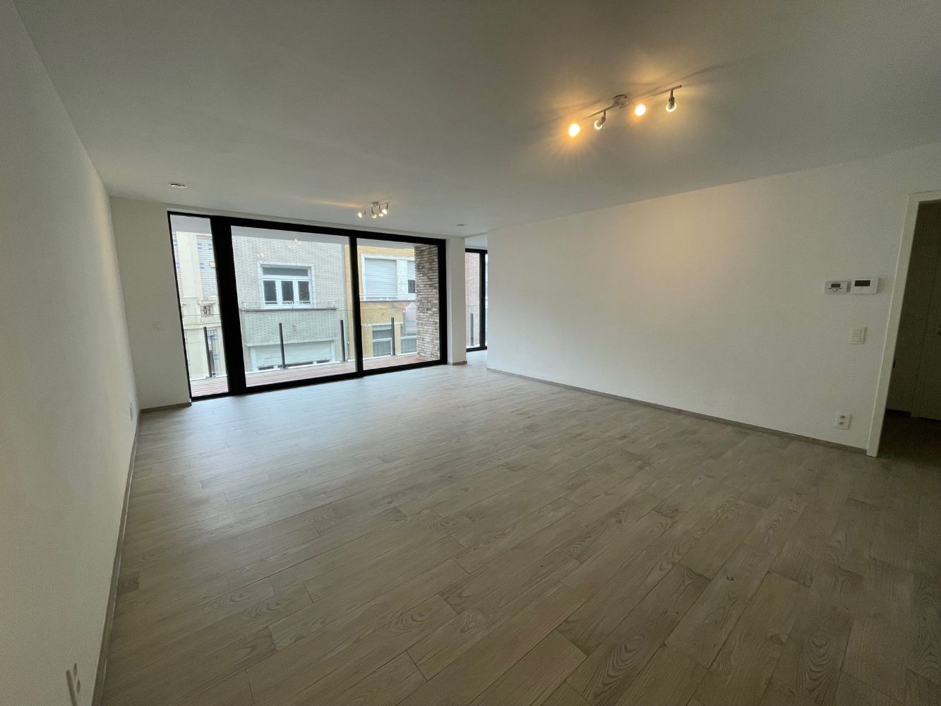 Mooi instapklaar appartement op het tweede verdiep met zicht op het pittoreske kerkplein. Midden in het commercieel centrum en op wandelafstand van de zee. foto 4