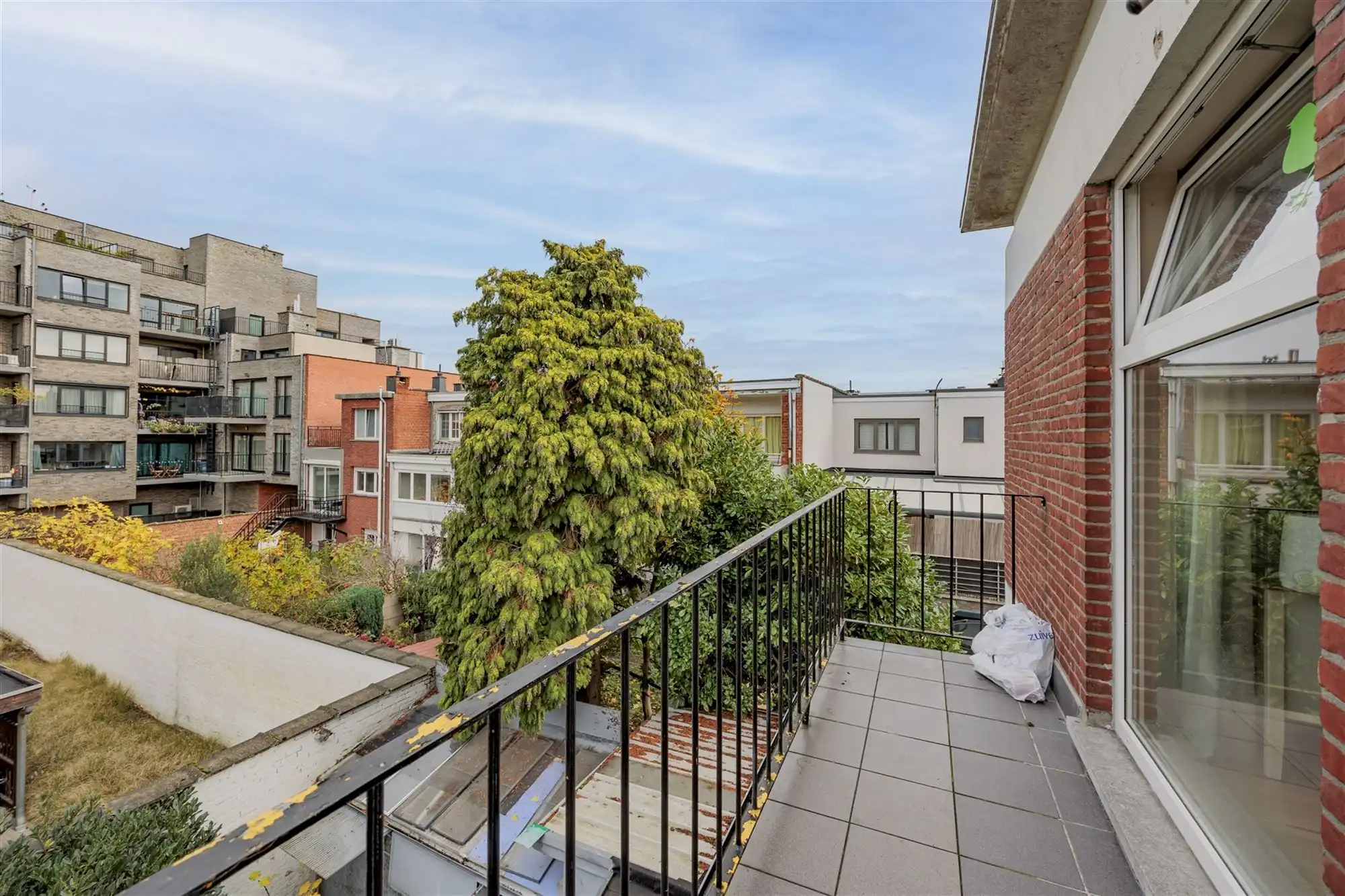 Vergund betonnen opbrengsteigendom met 3 appartementen + garagebox foto 22