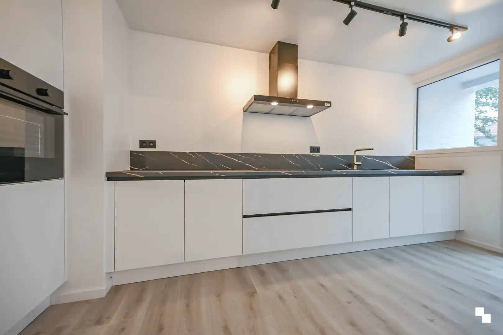 Gerenoveerd appartement met twee slaapkamers & airco in centrum Izegem foto 6
