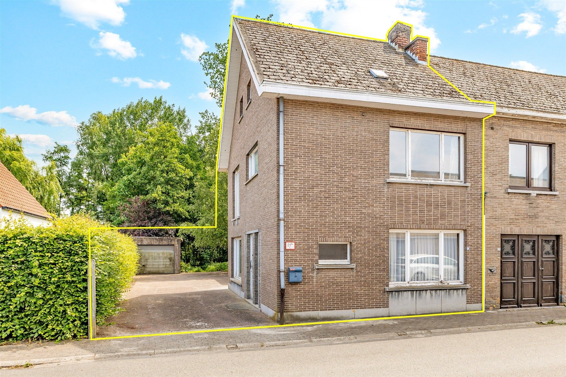 Hoofdfoto van de publicatie: Halfopen renovatiewoning met  verdere mogelijkheden in centrum Wetteren