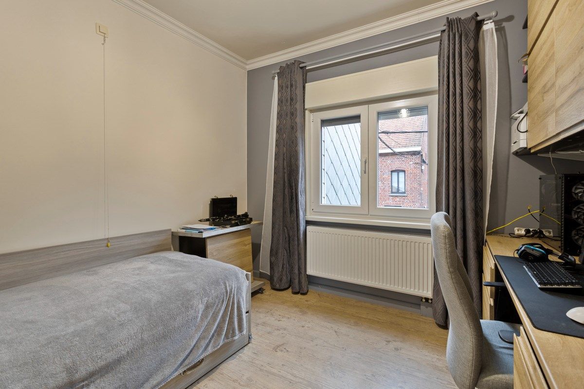 Volledig gerenoveerde woning met 3 slaapkamers en autostaanplaats! foto 16