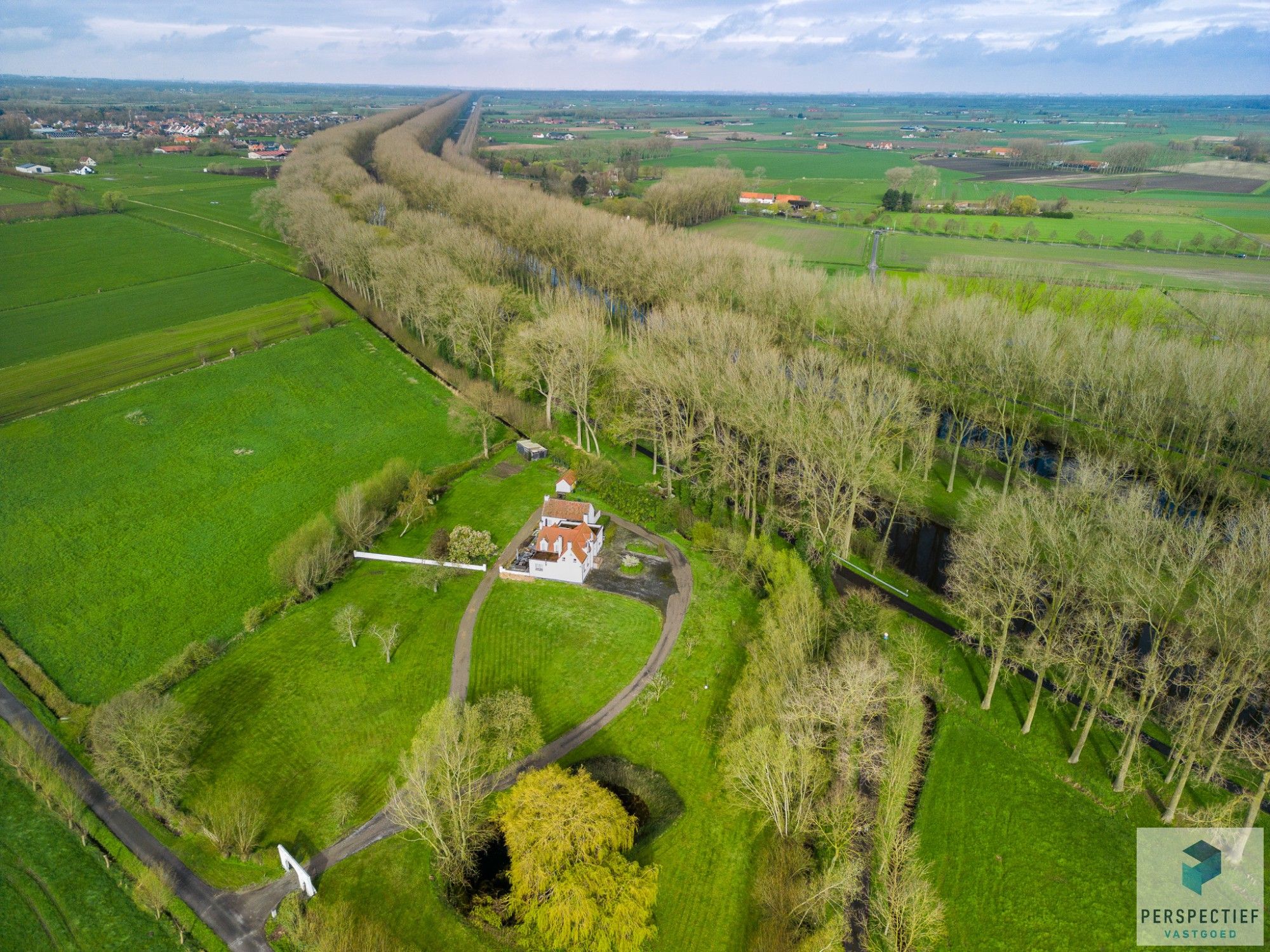 Karaktervolle, op te knappen landhuis aan Schipdonkkanaal in Damme foto 48