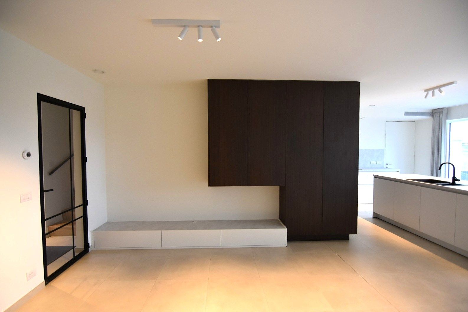 Prachtig afgewerkte nieuwbouw woning in leuke woonwijk foto 10