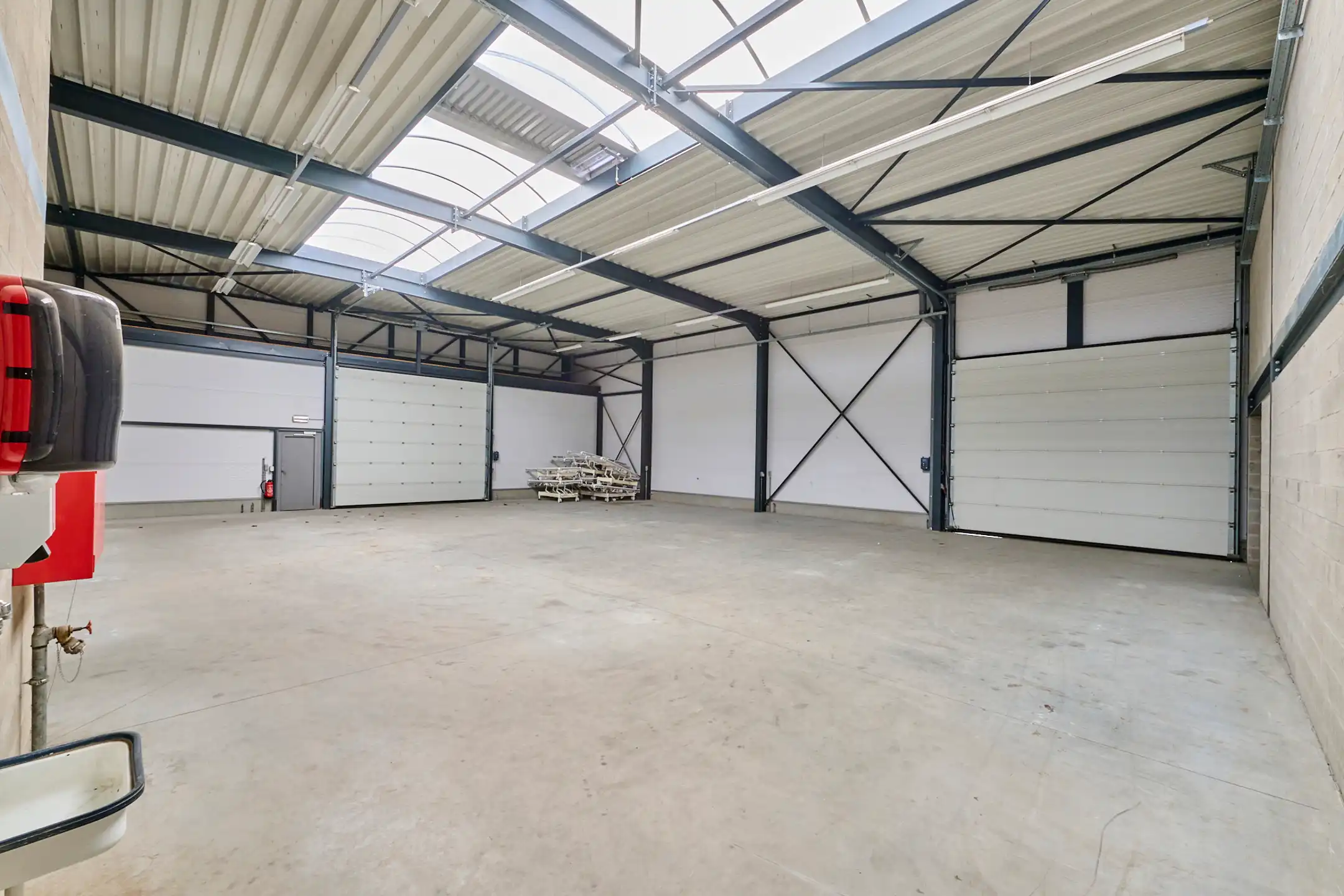 BEDRIJFSGEBOUW MET APPARTEMENT EN BUITENTERREIN foto 5