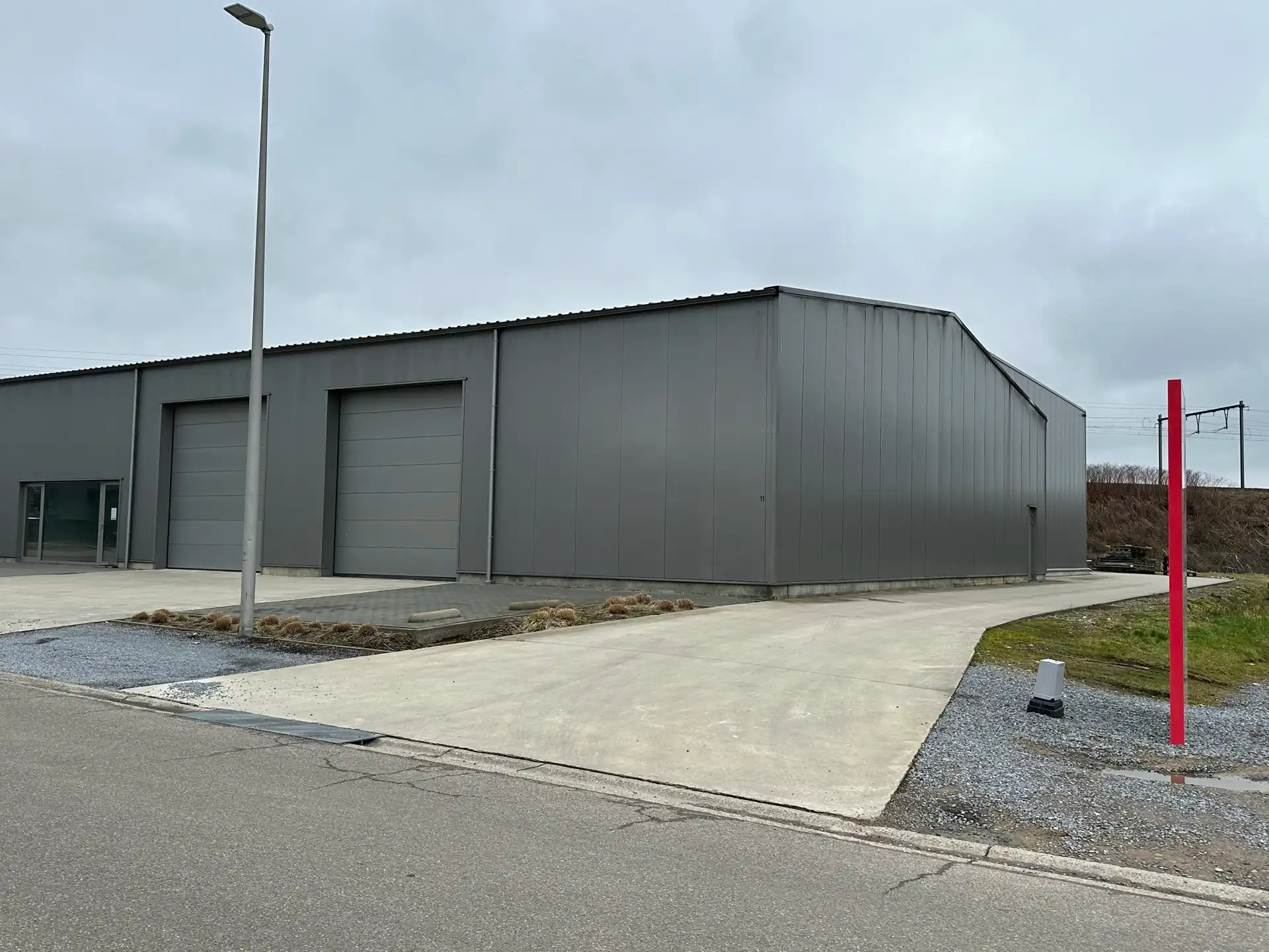 TE HUUR Hasselt - Magazijn (250m²) met bureel & sanitair foto 3