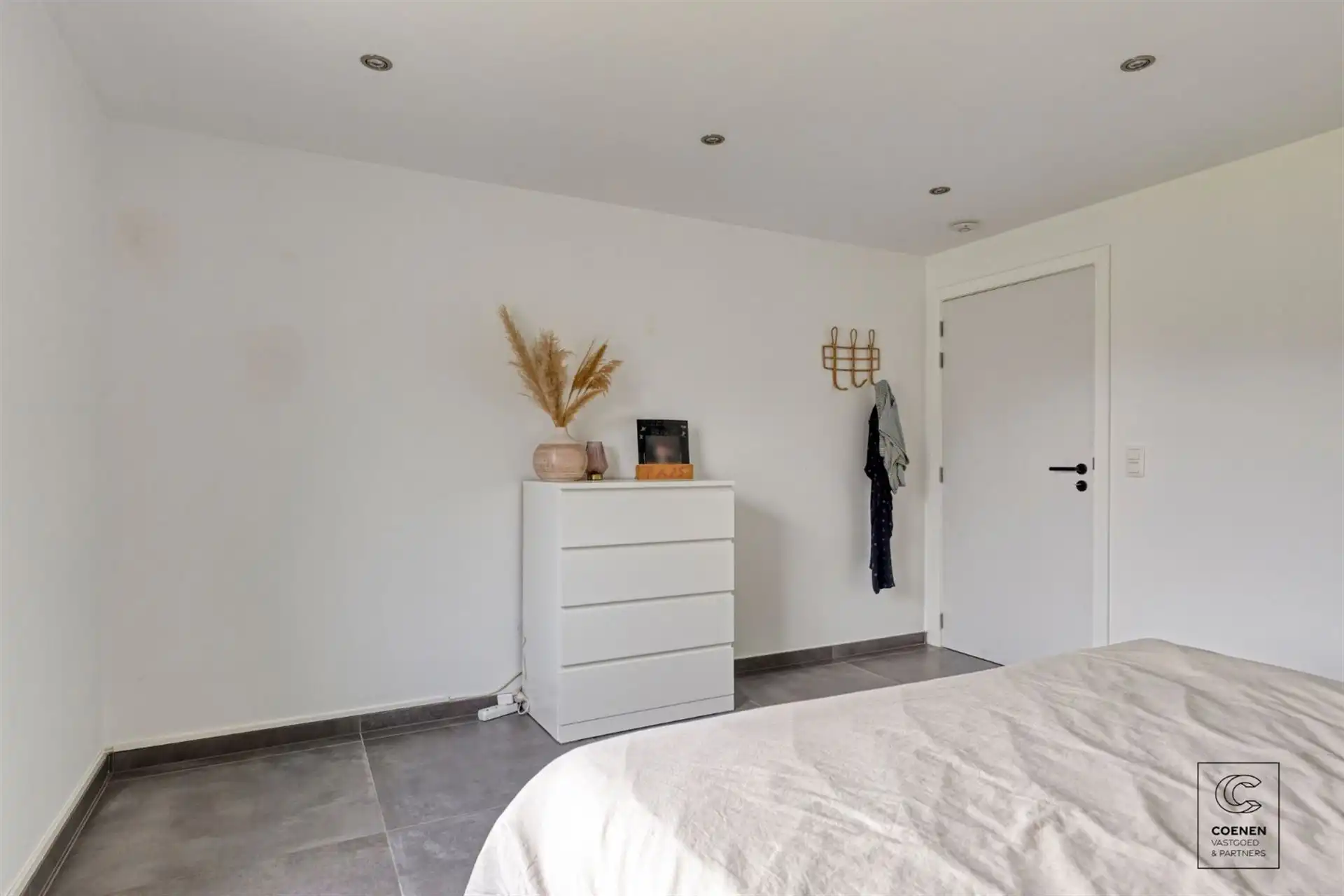 Instapklare woning met 5 slpks, tuin met zwembad te Oelegem! foto 9