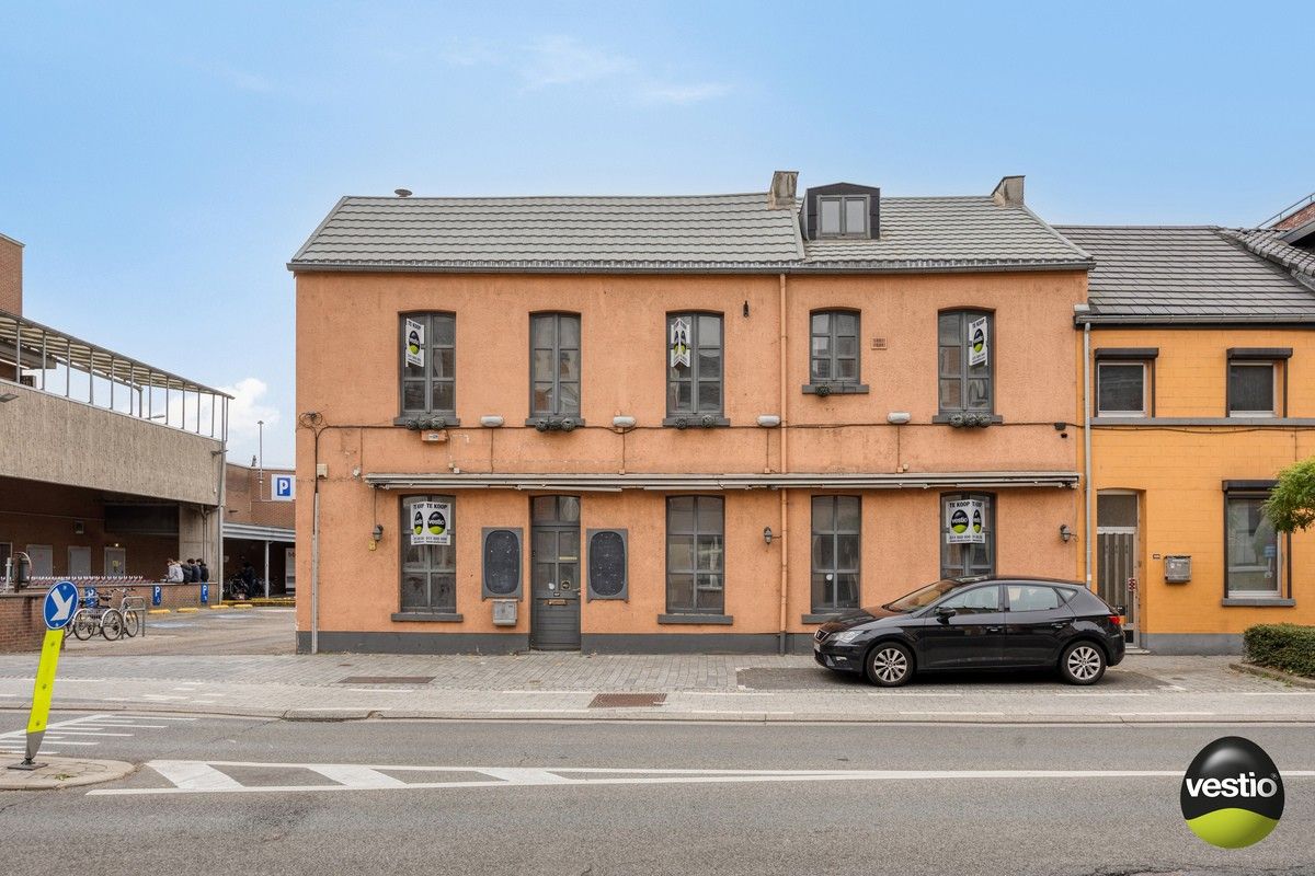 Handelspand met woonst / projectopportuniteit aan de Luikersteenweg. foto {{pictureIndex}}