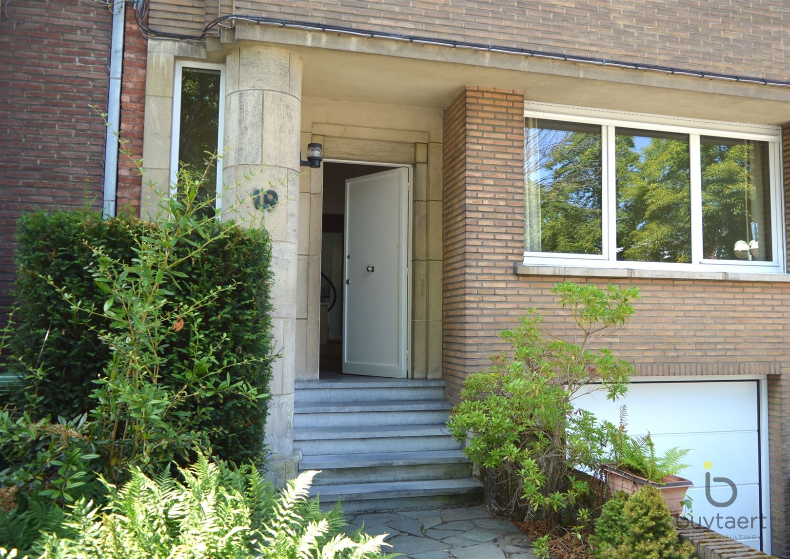 Een authentiek Art-Deco woning  in het welgekende "Pullhof". foto {{pictureIndex}}