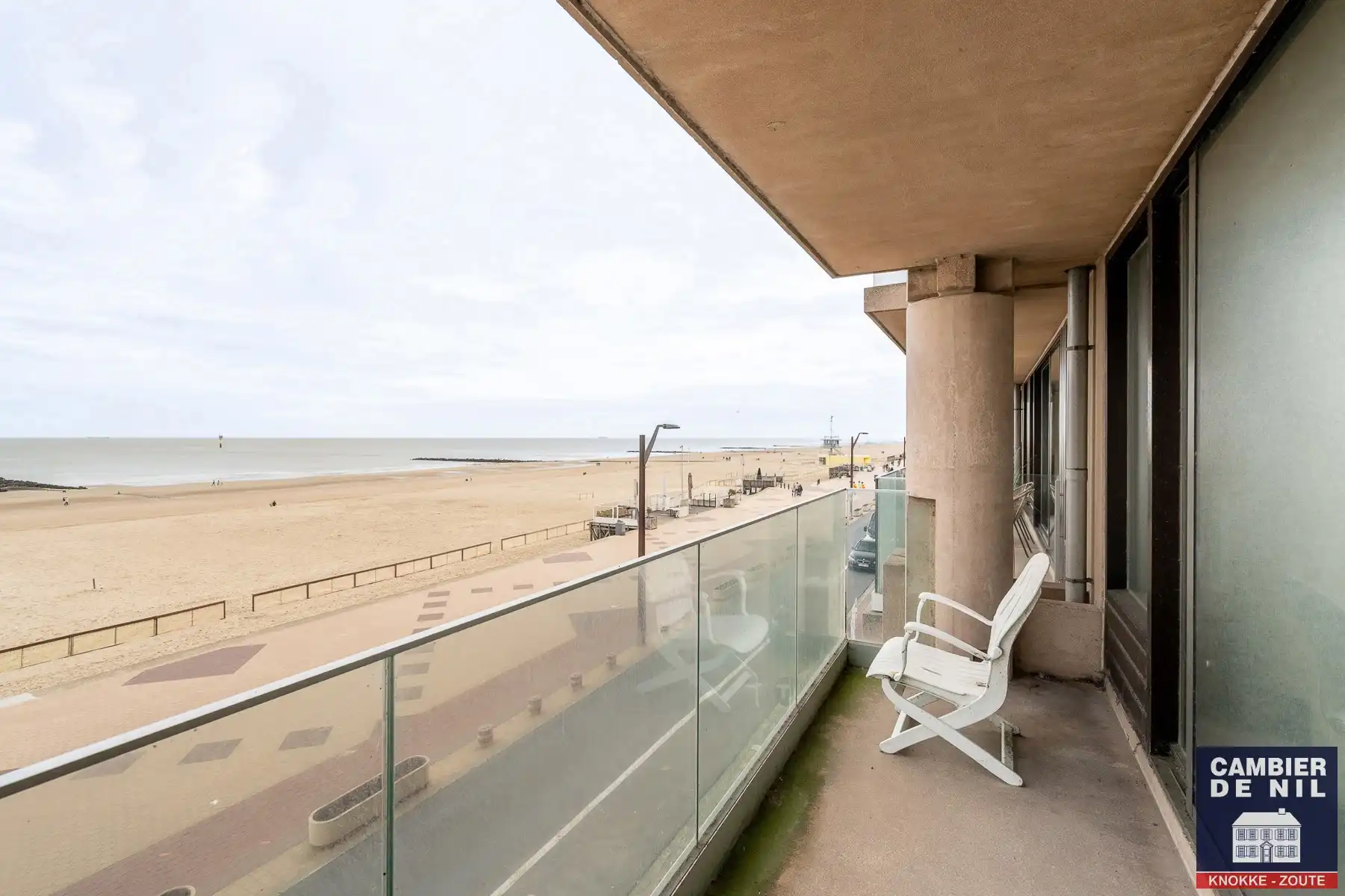 Gemeubeld appartement met frontaal zeezicht aan het Vanbunnenplein foto 17