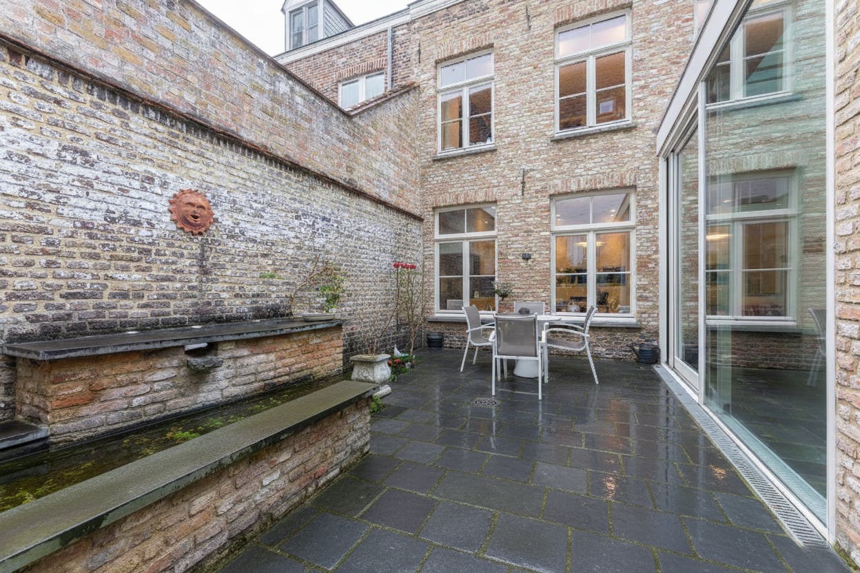 Charmant, instapklare herenhuis (°2007) op toplocatie in Brugge foto 15