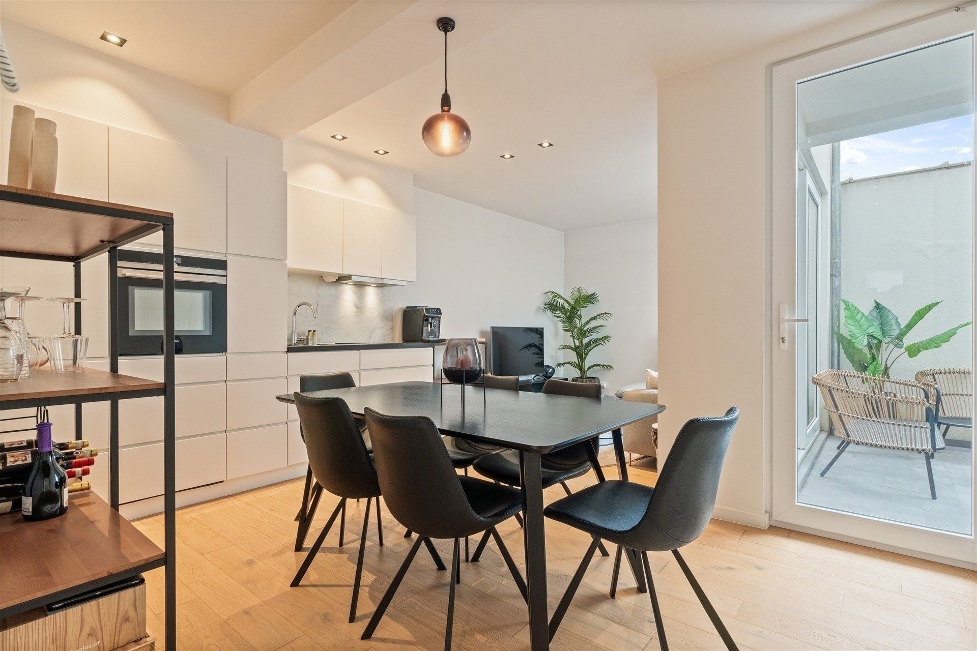 Gelijksvloers gerenoveerd appartement met binnenkoer foto {{pictureIndex}}