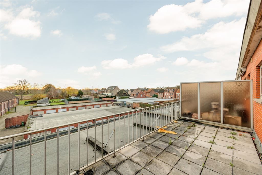 Op te frissen appartement met groot zonnig terras  foto 3