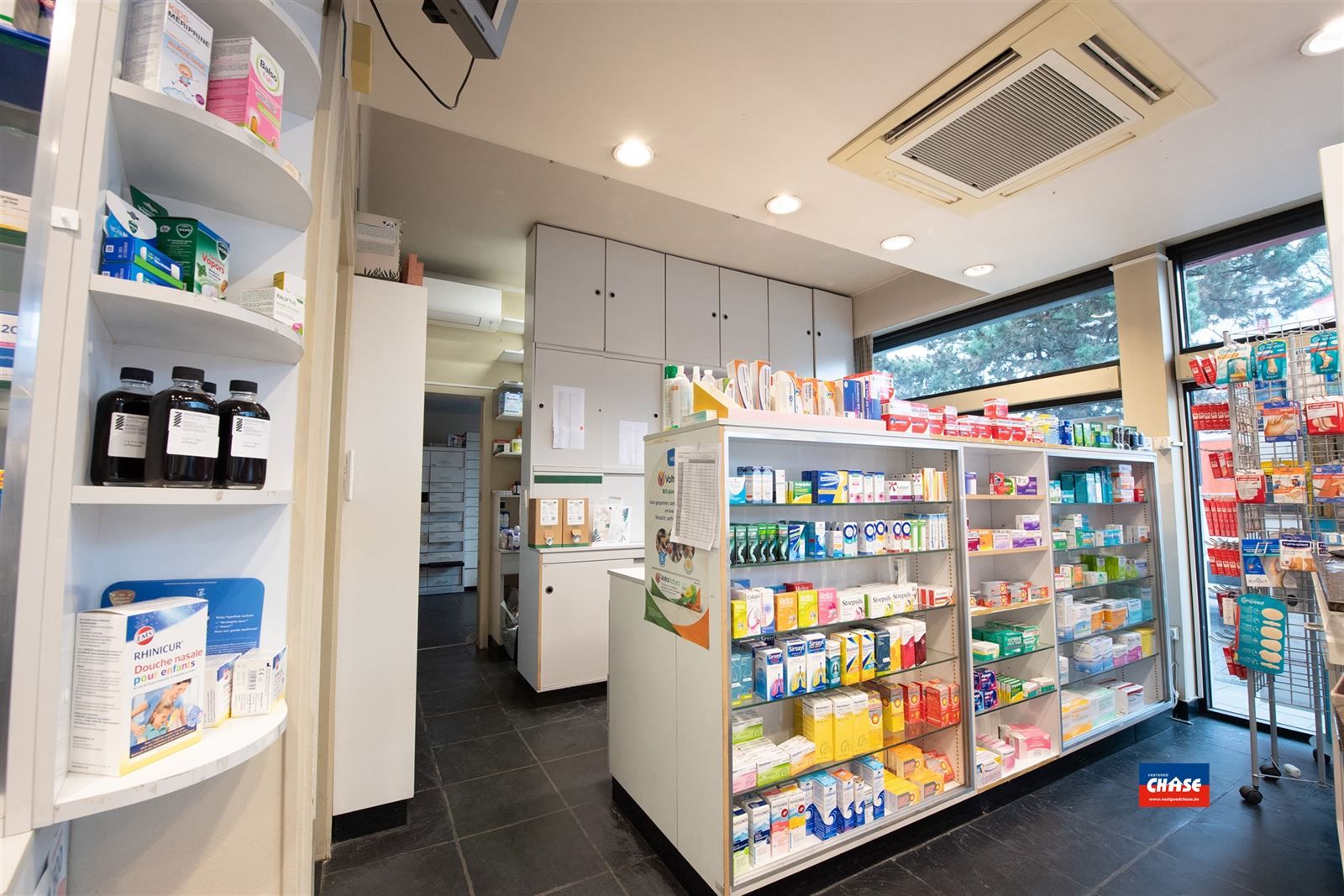 Handelshuis met groot appartement, garage en tuin foto 8