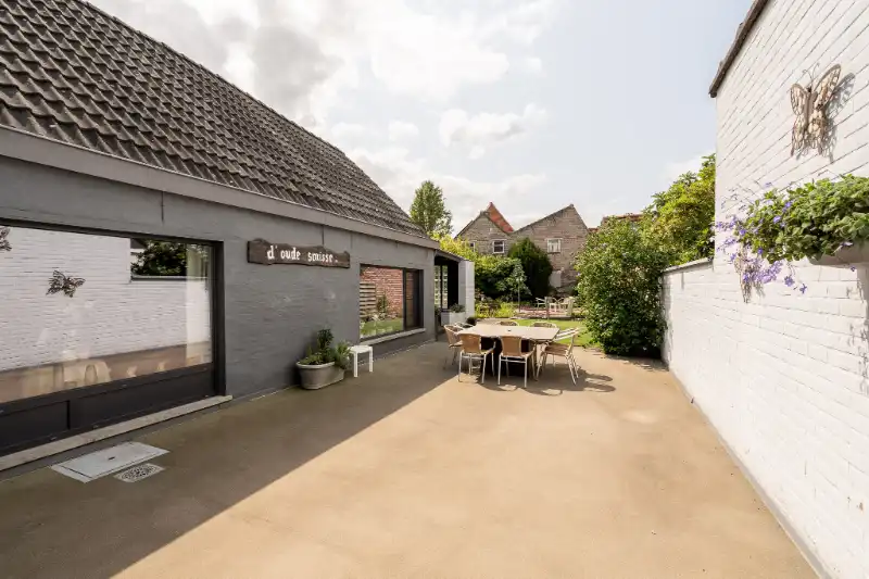 Handelspand met woonst met brede oprit en dubbele garage. foto 26