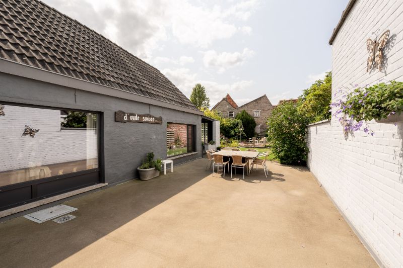 Handelspand met woonst met brede oprit en dubbele garage. foto 26