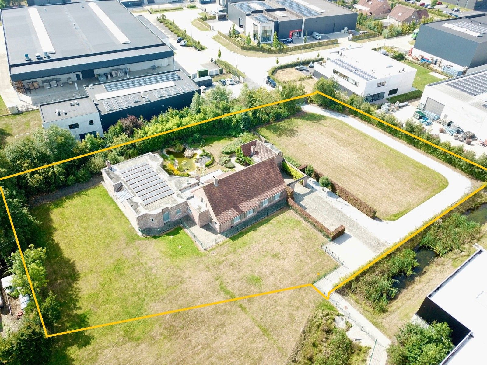 Riante landelijke VILLA (550m²) met verwarmd BINNENZWEMBAD op industriezone "De Zandberg" te Ingelmunster. Nog te bouwen MAGAZIJN (max. 800m²) mogelijk op braakliggend terrein. foto {{pictureIndex}}