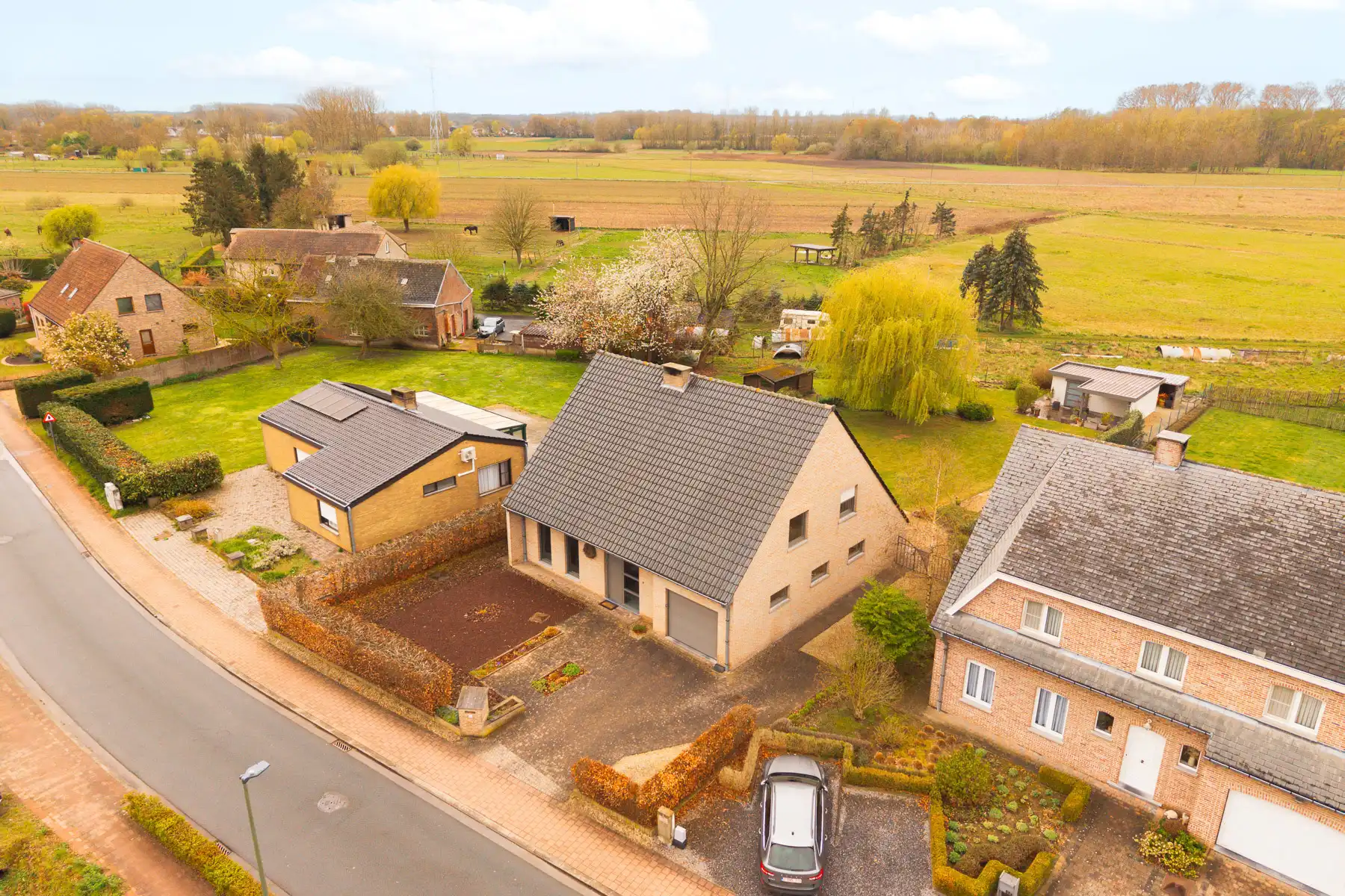 Ruime, instapklare woning met mooie tuin in groene omgeving foto {{pictureIndex}}