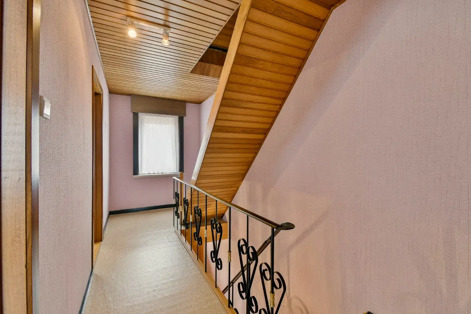 Rijwoning met veel potentieel op centrale ligging foto 17