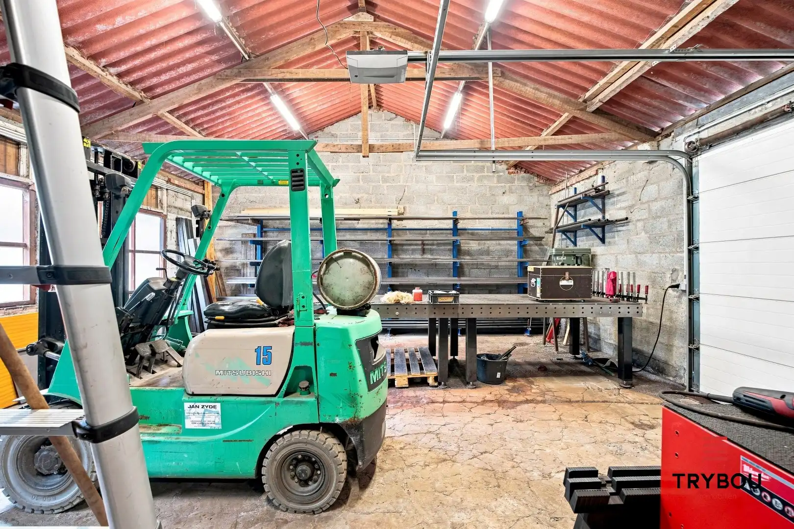 Uitstekende gelegen woning met loods en tuin!  foto 23
