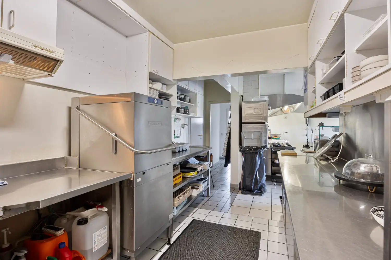 Bedrijfspand met woonst op perceel met commerciële mogelijkheden (ca. 38a) foto 29