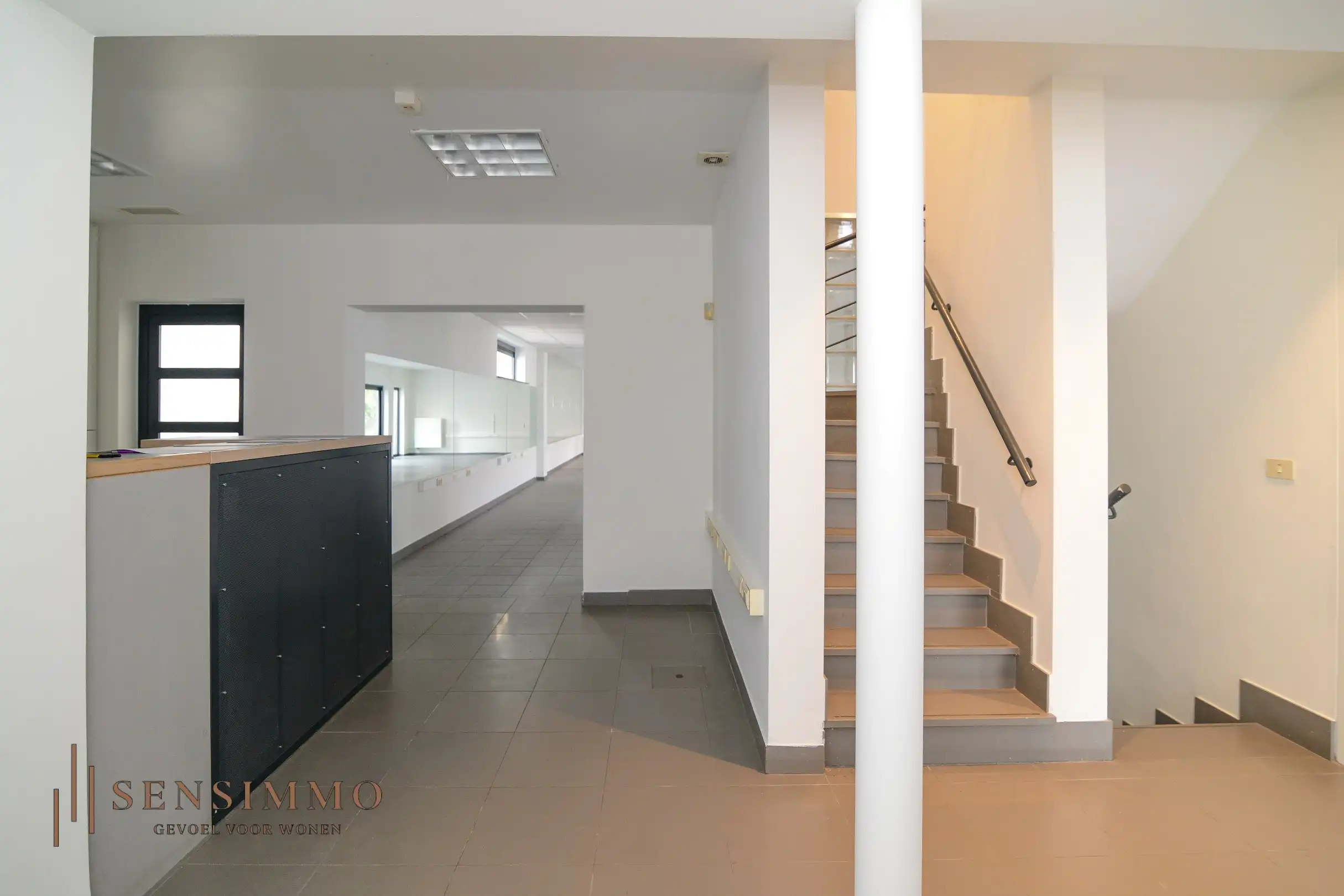 Commerciële handelspand met bovenliggend appartement in hartje Maasmechelen foto 12