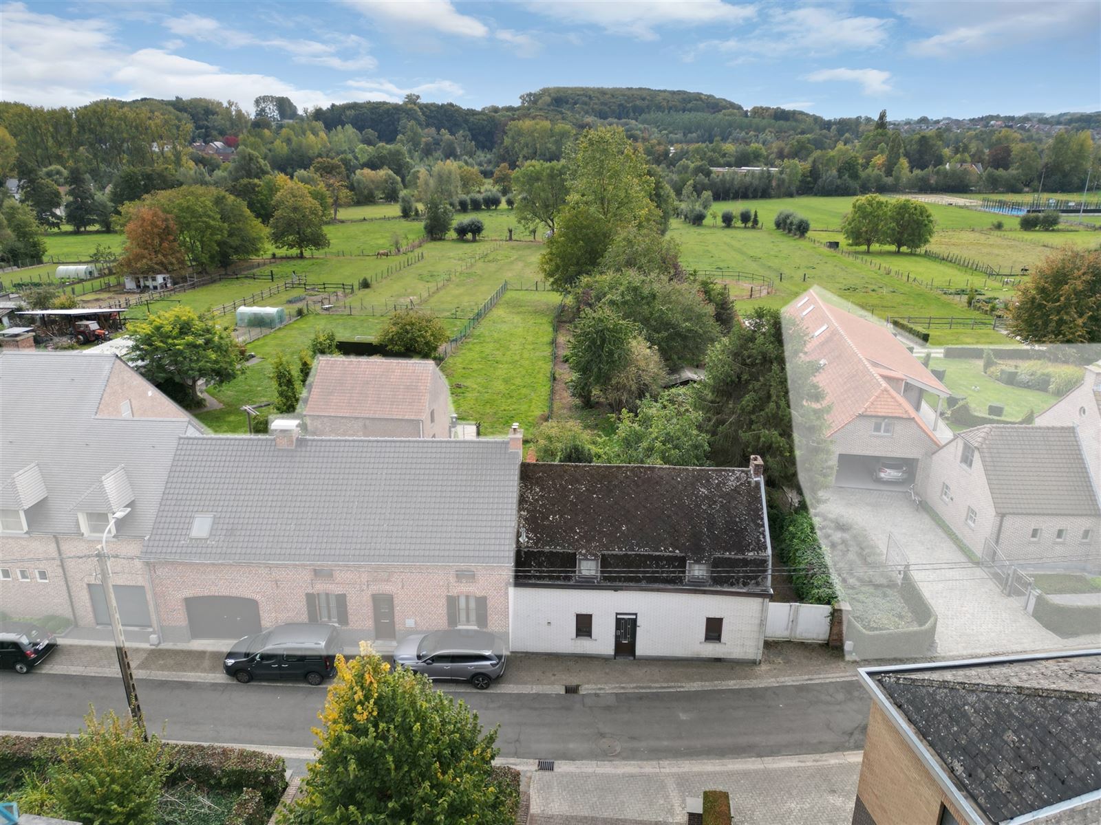 Af te breken huis met boomgaard foto 2