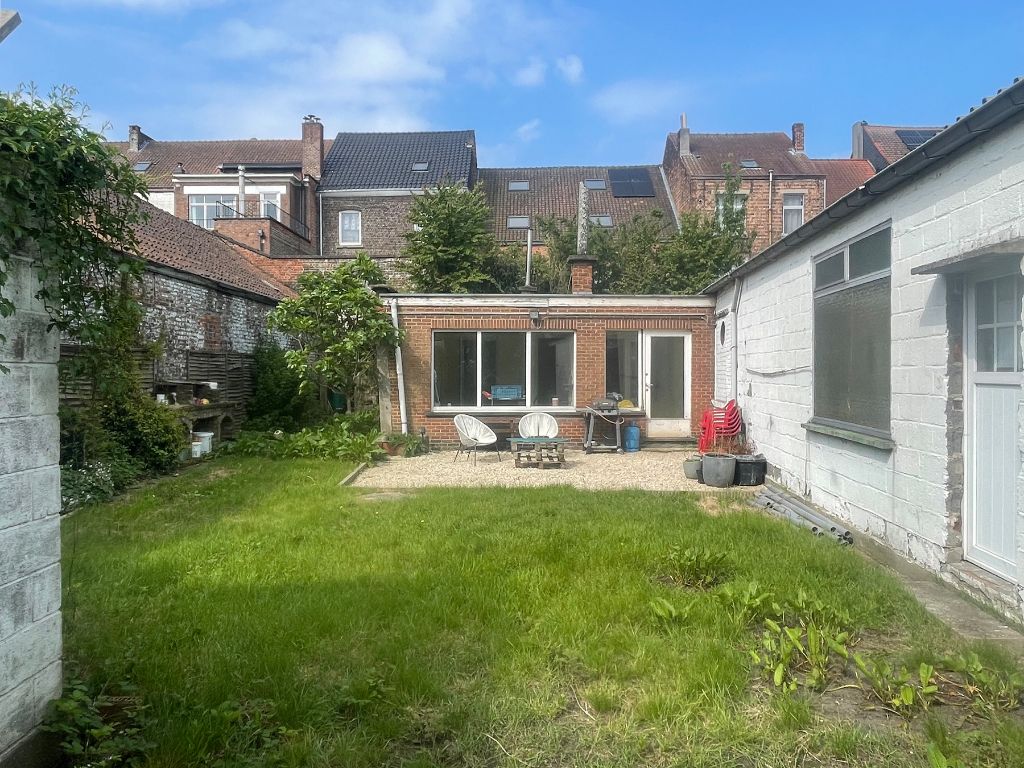 Te renoveren woning met atelier/loods, ruime tuin en bijzonder veel potentieel op een boogscheut van het stadscentrum. foto 2