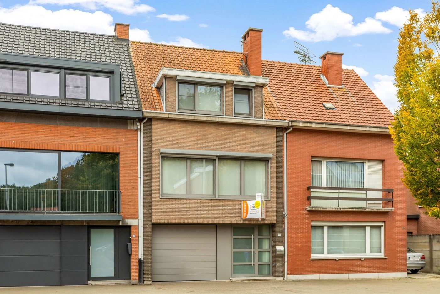 Hoofdfoto van de publicatie: Centraal gelegen, op te frissen woning met 2 à 3 slpk., inpandige garage en tuin
