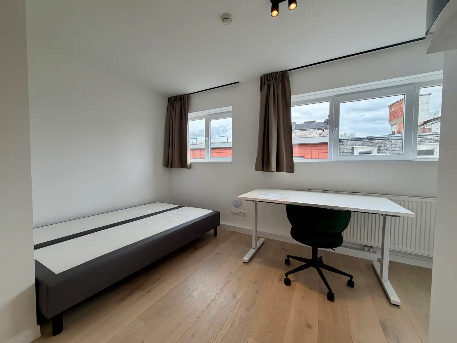 Lichtrijke studentenkamer met eigen badkamer op toplocatie foto 5