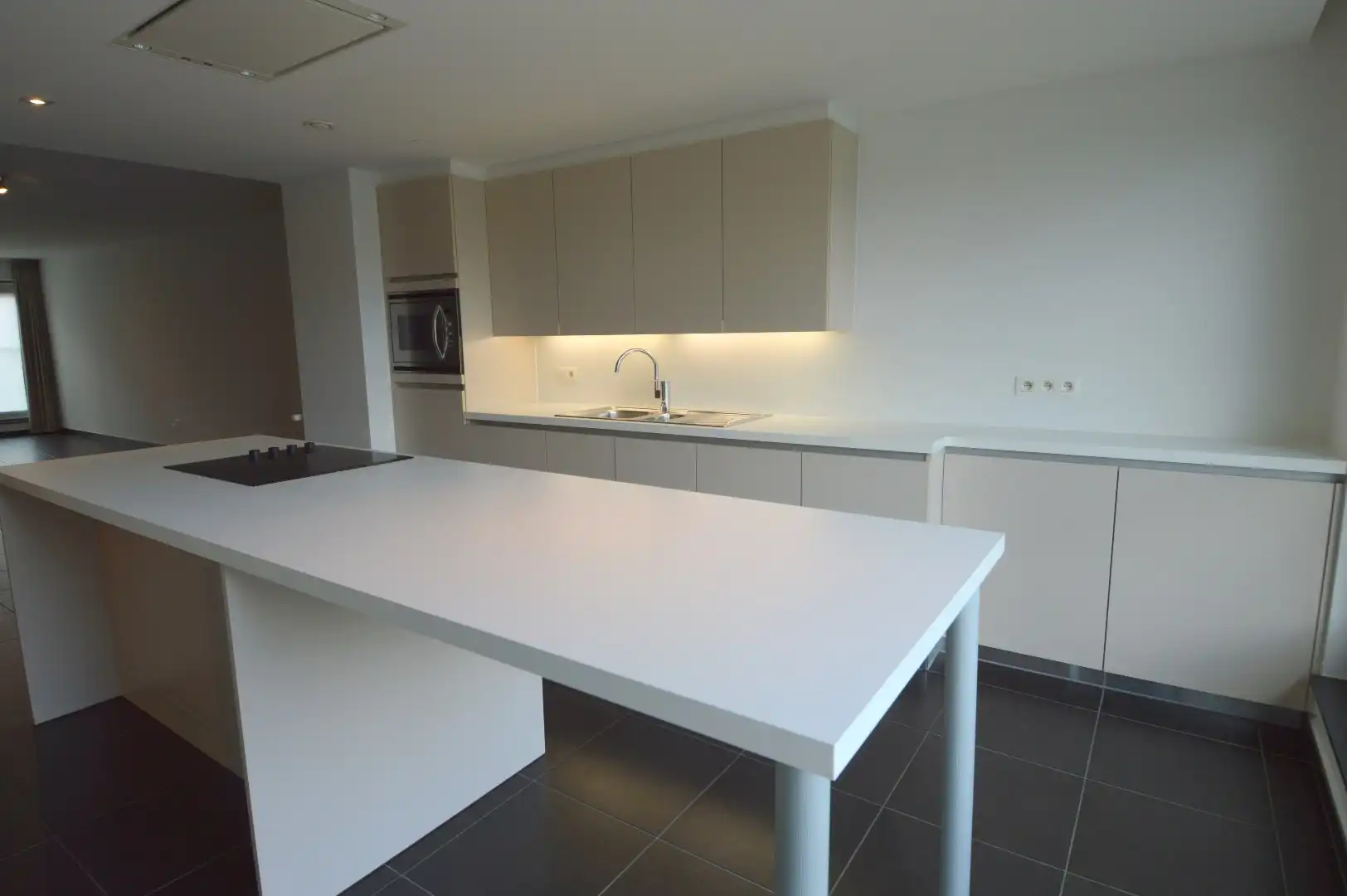 Ruim appartement met 2 slaapkamers, 2 terrassen én garage in het centrum van Harelbeke foto 3