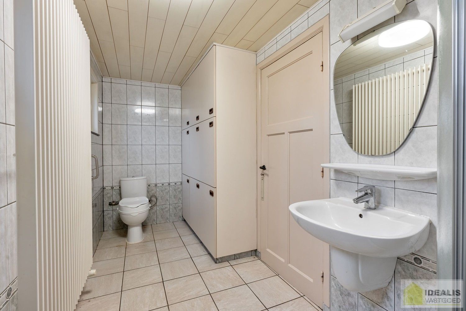 TE RENOVEREN WONING MET EEN RUIME WOONKAMER, KEUKEN MET EETKAMER, 4 AANGENAME SLAAPKAMERS WAARVAN 1 GELIJKVLOERS, BADKAMER, BERGING EN KELDER GELEGEN OP EEN PERCEEL VAN MAAR LIEFST 14A 94CA IN HET GEZELLIGE GROTE-BROGEL (PEER)! De woning omvat ca.150m² netto bewoonbare oppervlakte met op het gelijkvloers een ruime leefruimte, aansluitend keuken met eetkamer, een badkamer, slaapkamer en op de verdieping 3 ruime slaapkamers! De woning is rustig gelegen vlak bij de dorpskern van het gezellige Grote-Brogel en op enkele autominuten verwijderd van de centra van Peer, Kaulille, Bocholt en Bree. Ideaal voor zij die op zoek zijn naar een volledig naar eigen smaak te renoveren woning op een zeer ruim perceel! foto 13