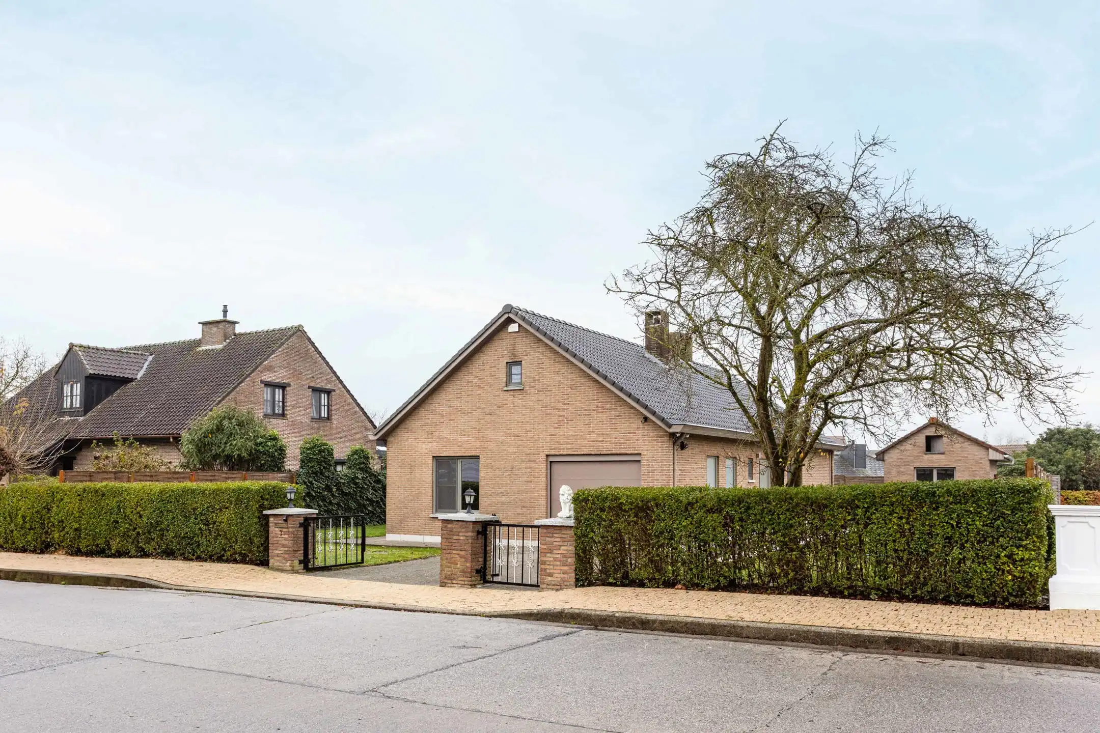 Alleenstaande villa met garage residentiële wijk te Ronse foto {{pictureIndex}}