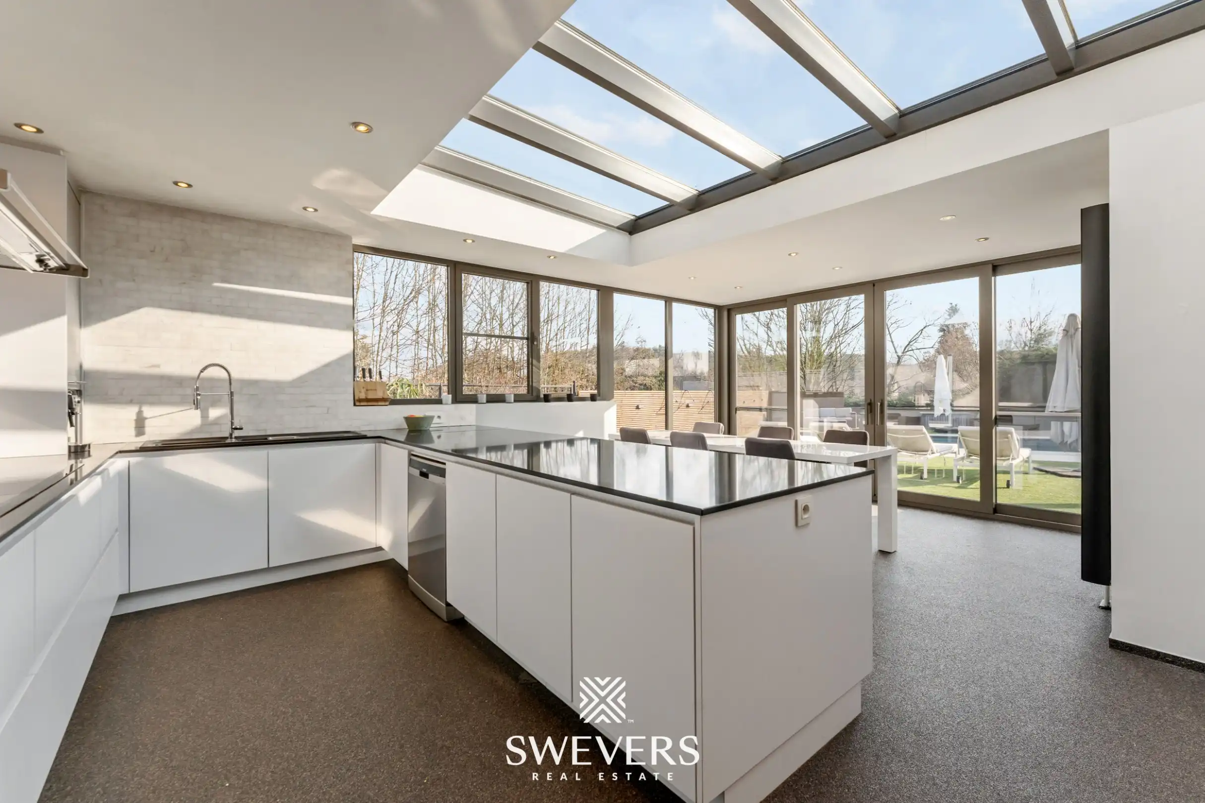 Ruime halfopen woning met zuidoostgerichte tuin en zwembad foto 15