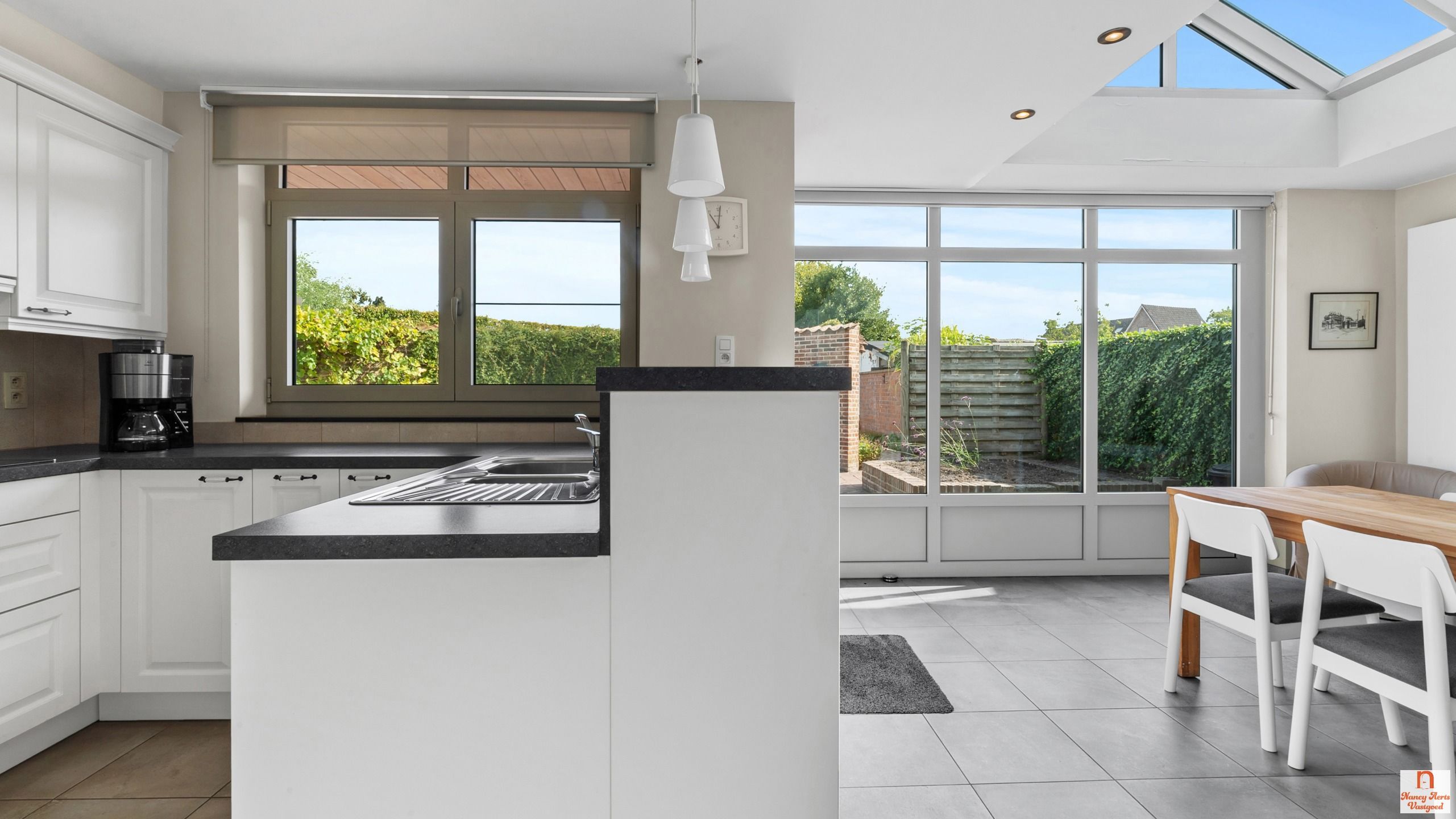 Instapklare woning met uitzonderlijk grote tuin met vijver foto 8