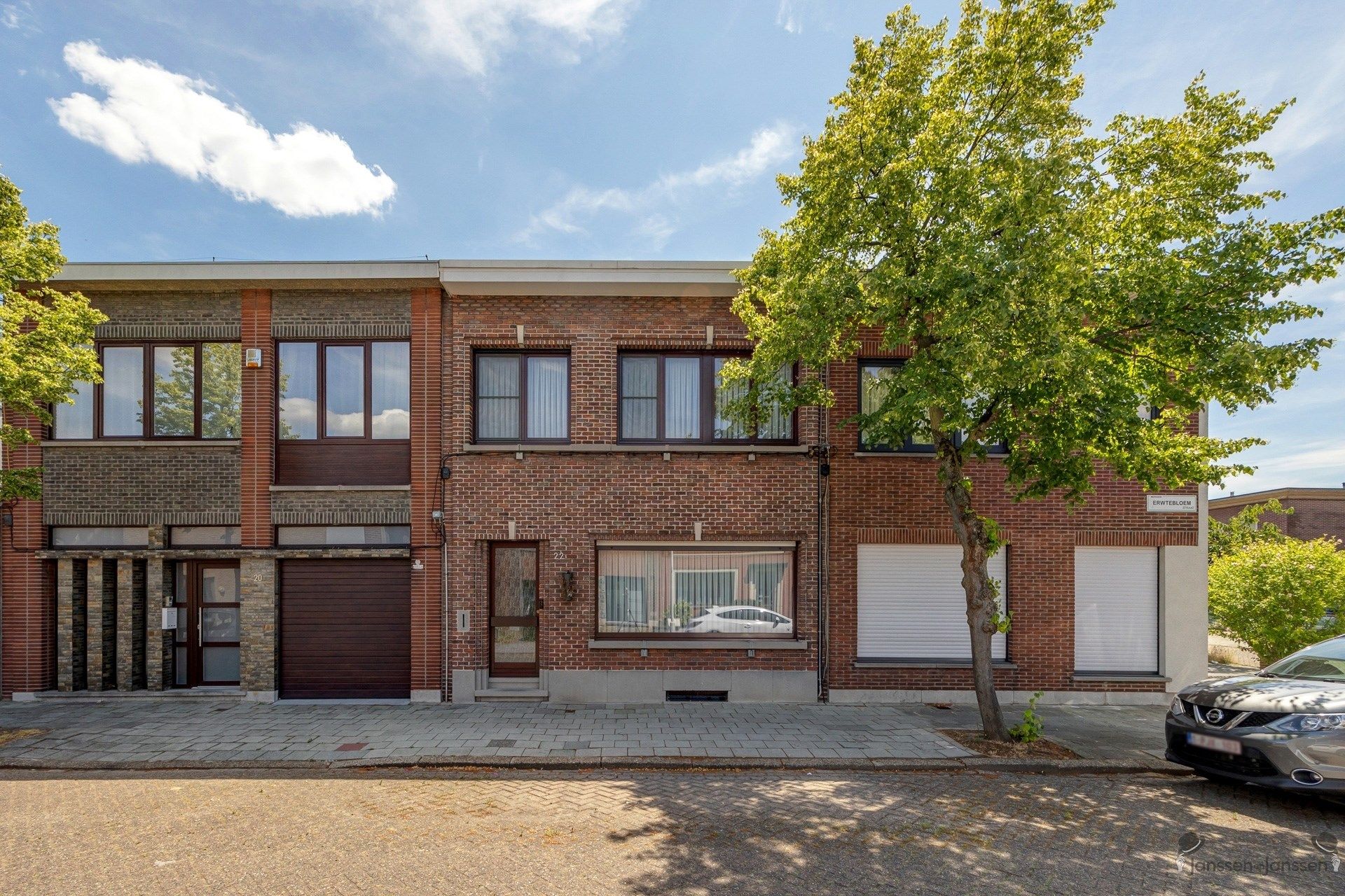 Instapklare energiezuinige woning met drie slaapkamers in hartje Merksem. foto {{pictureIndex}}